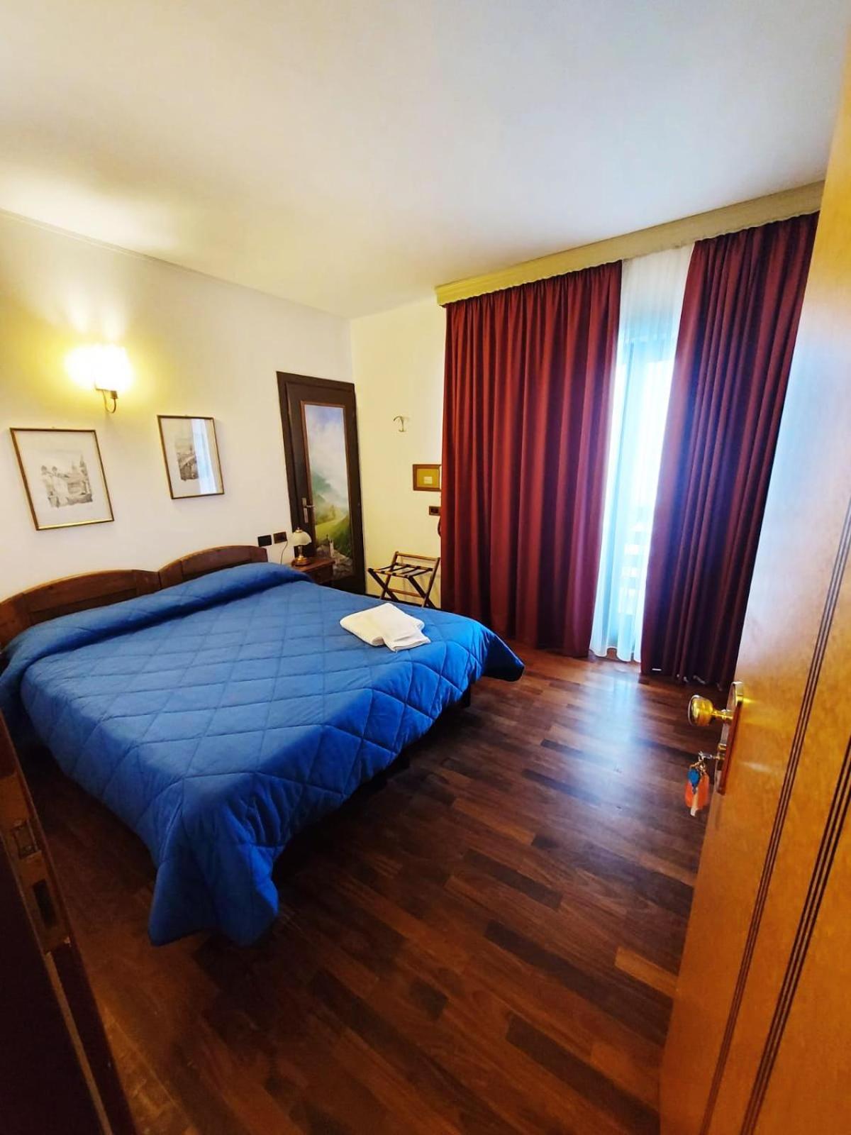 Double or Twin Room - Photo 9
