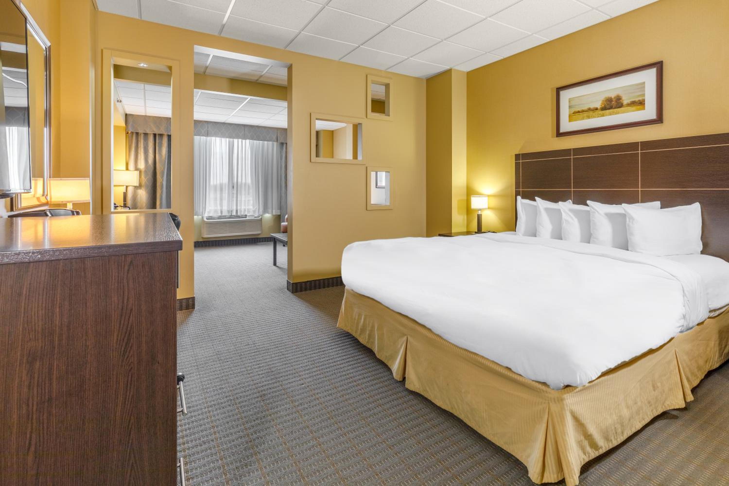 Junior King Suite - Non-Smoking - Photo 3