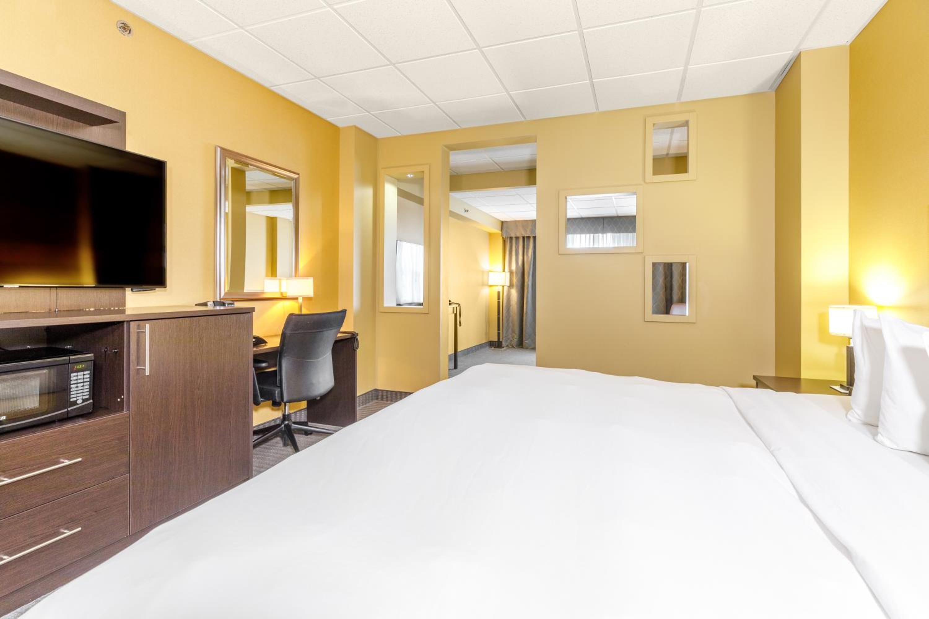 Junior King Suite - Non-Smoking - Photo 1