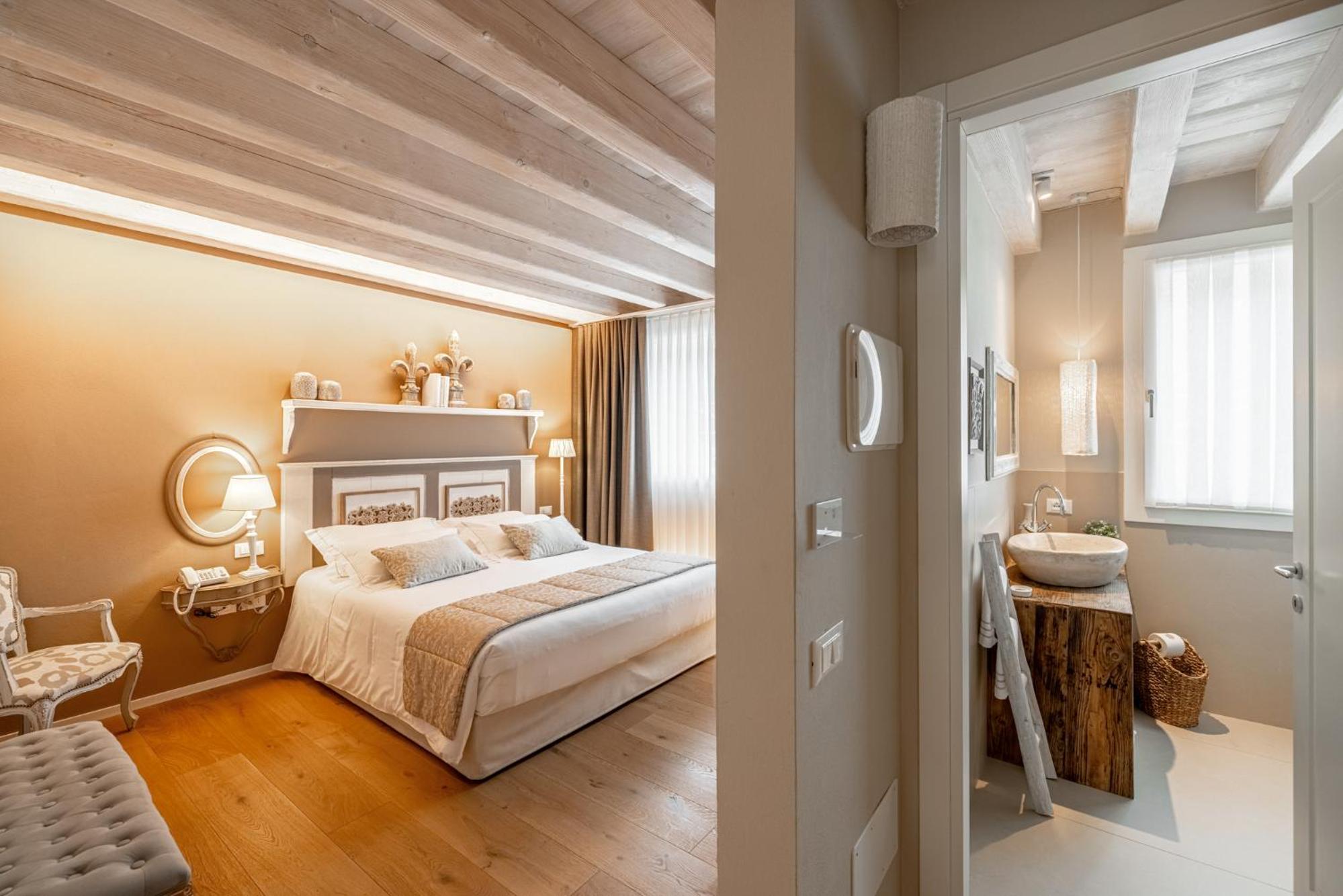Superior King Room photo 2