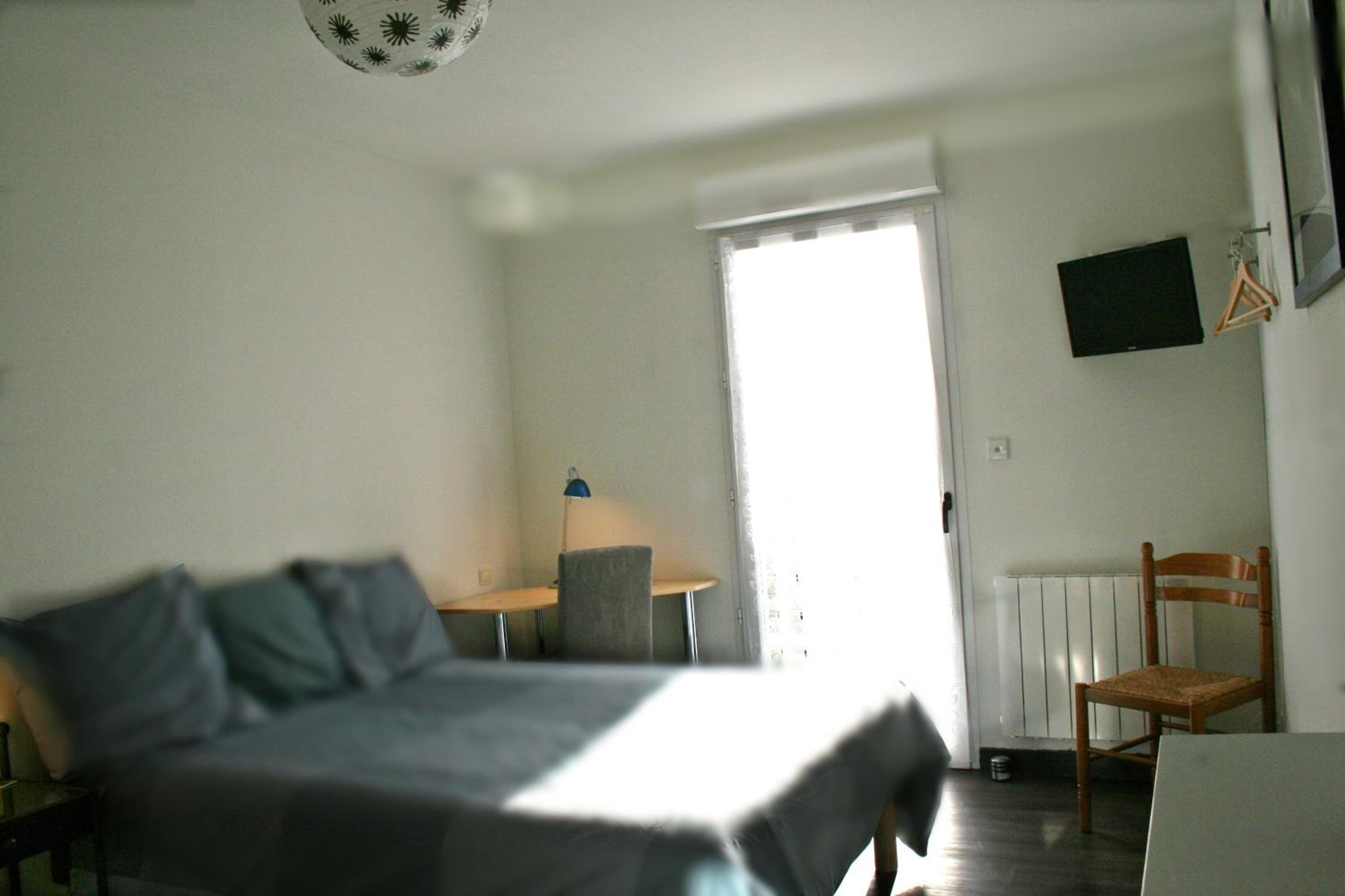 King Room with Roll-In Shower - Disability Access - Photo 4