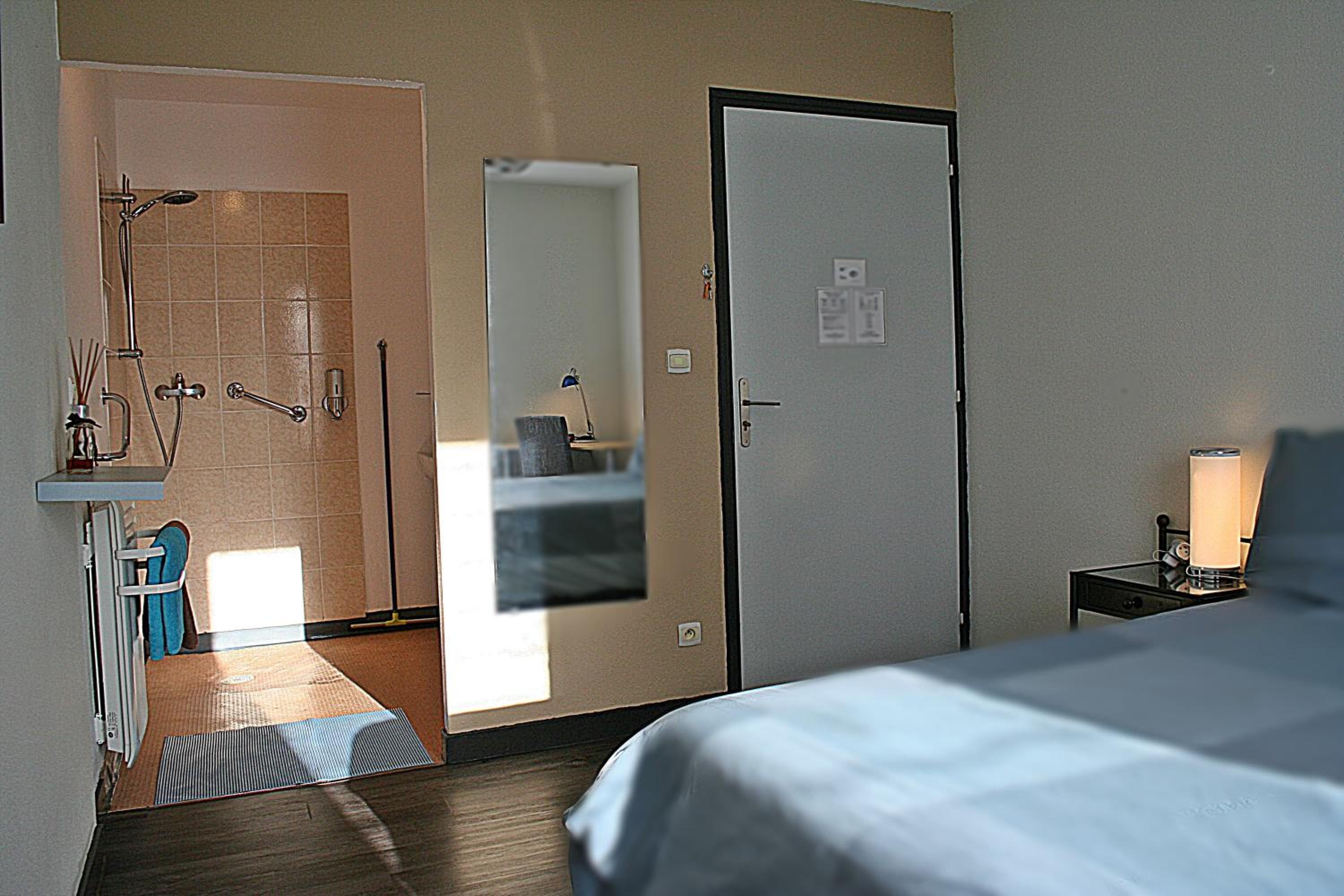 King Room with Roll-In Shower - Disability Access - Photo 3