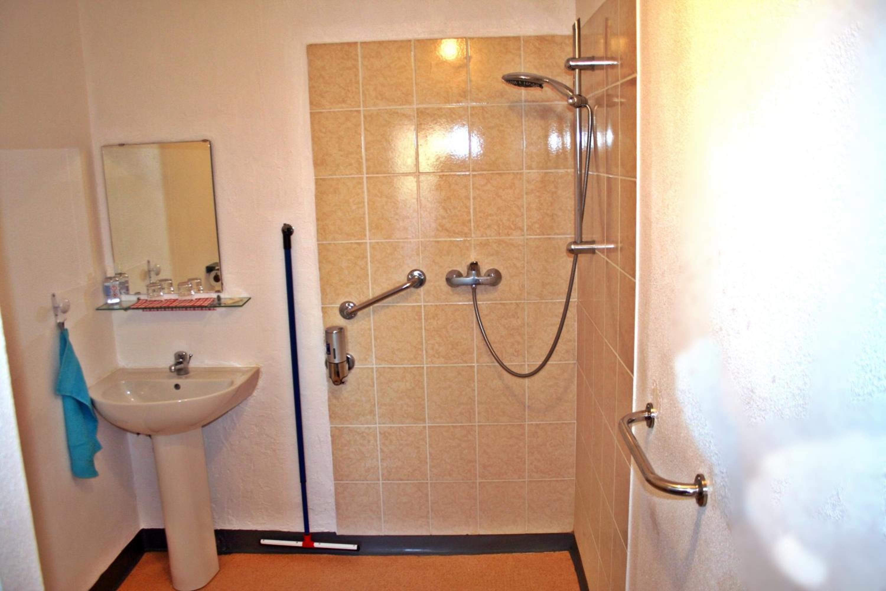 King Room with Roll-In Shower - Disability Access - Photo 12