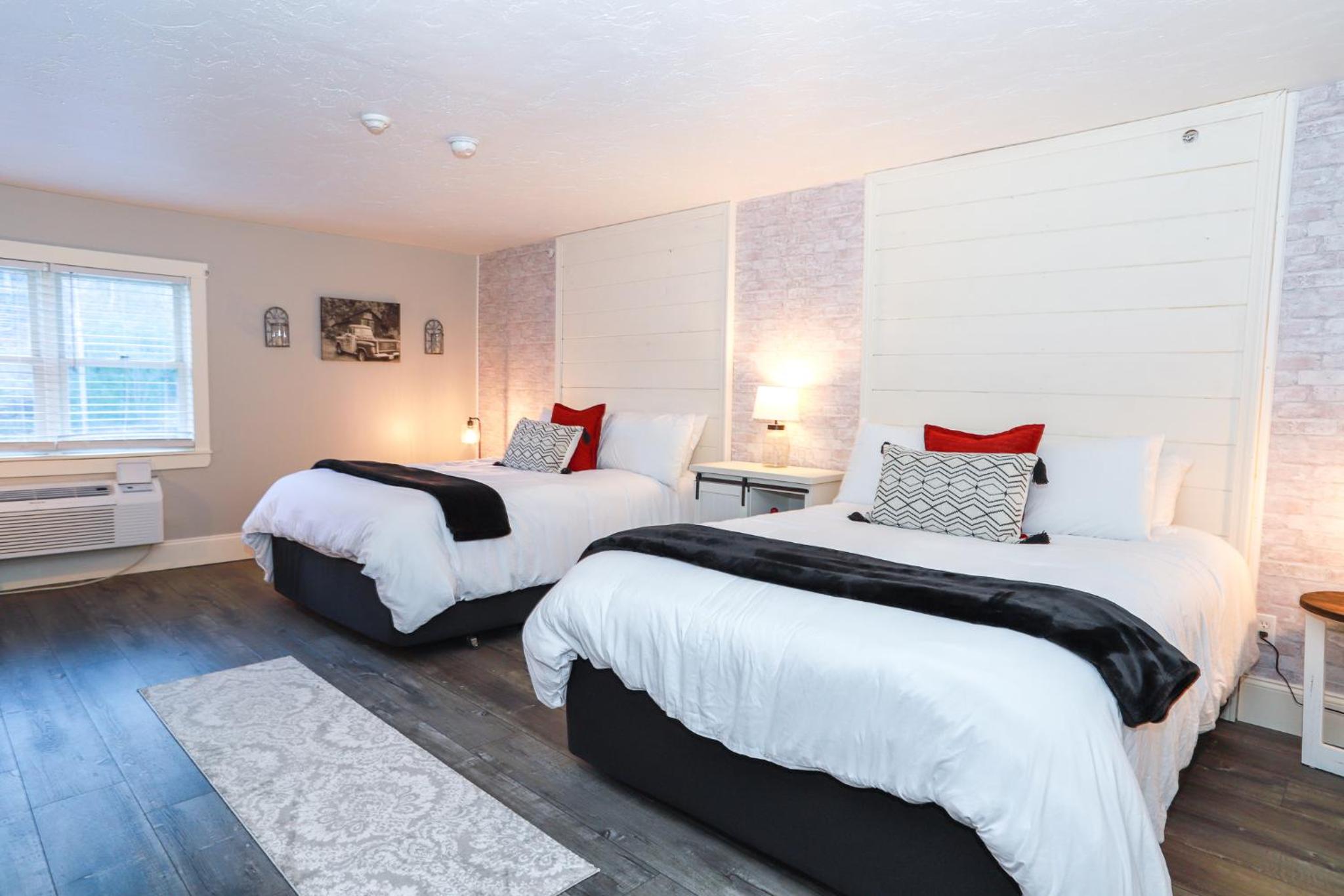 Queen Room with Two Queen Beds photo 2