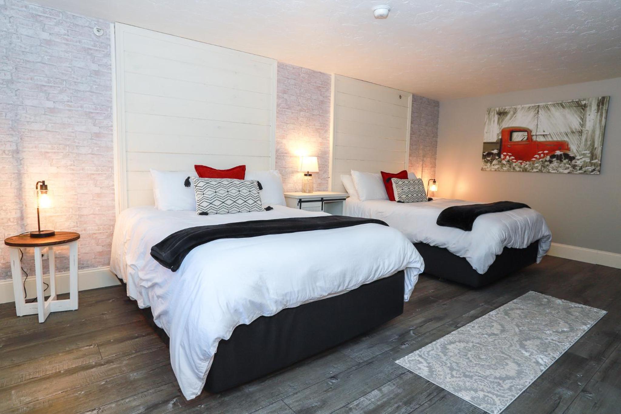 Queen Room with Two Queen Beds photo 3