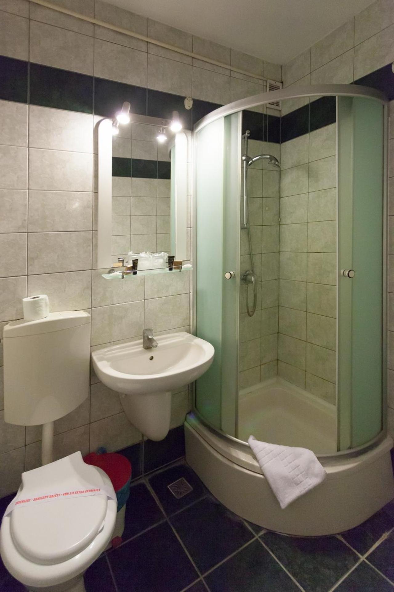 Twin Room - Photo 3