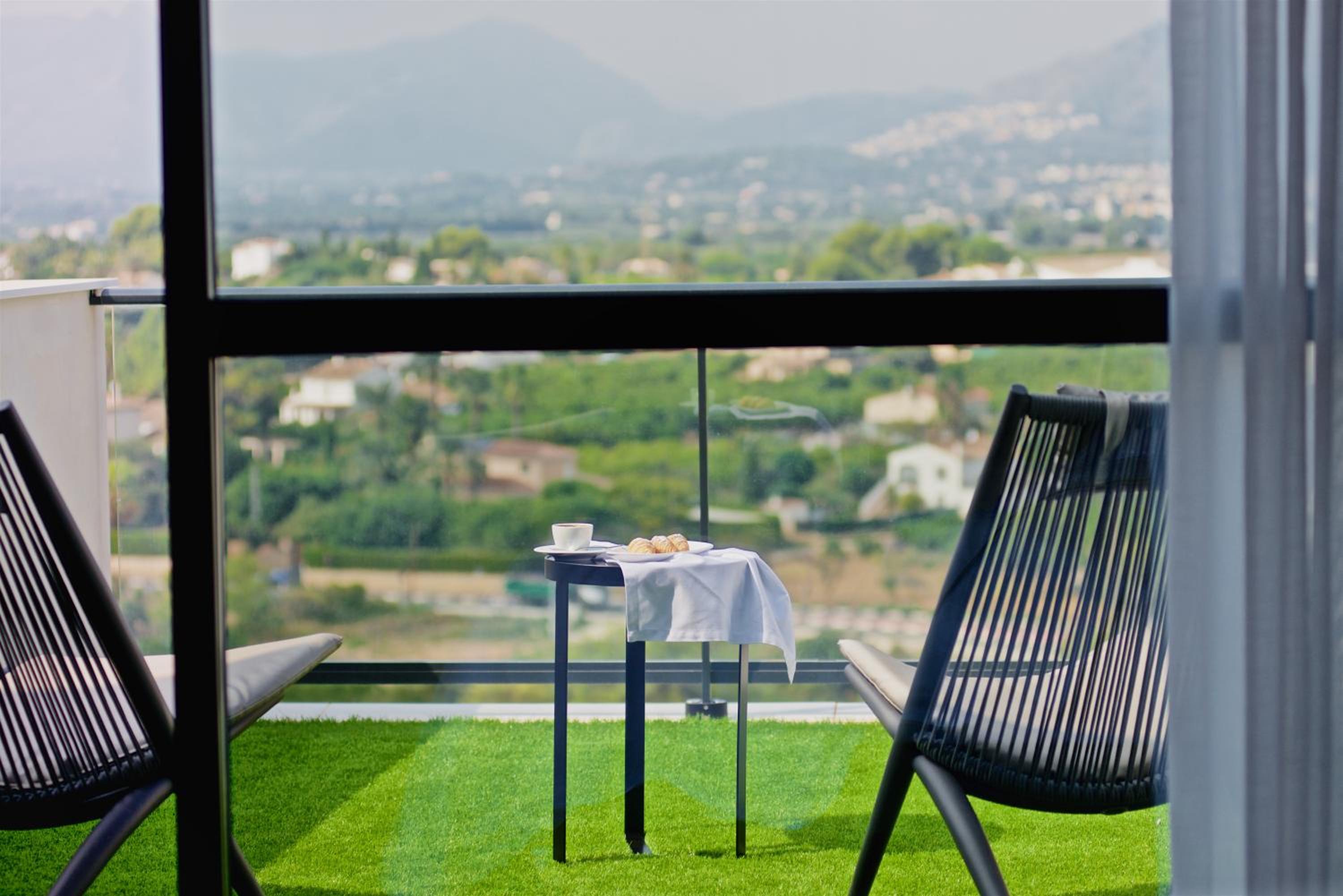 Deluxe Double or Twin Room with Balcony - Free Spa Access photo 3
