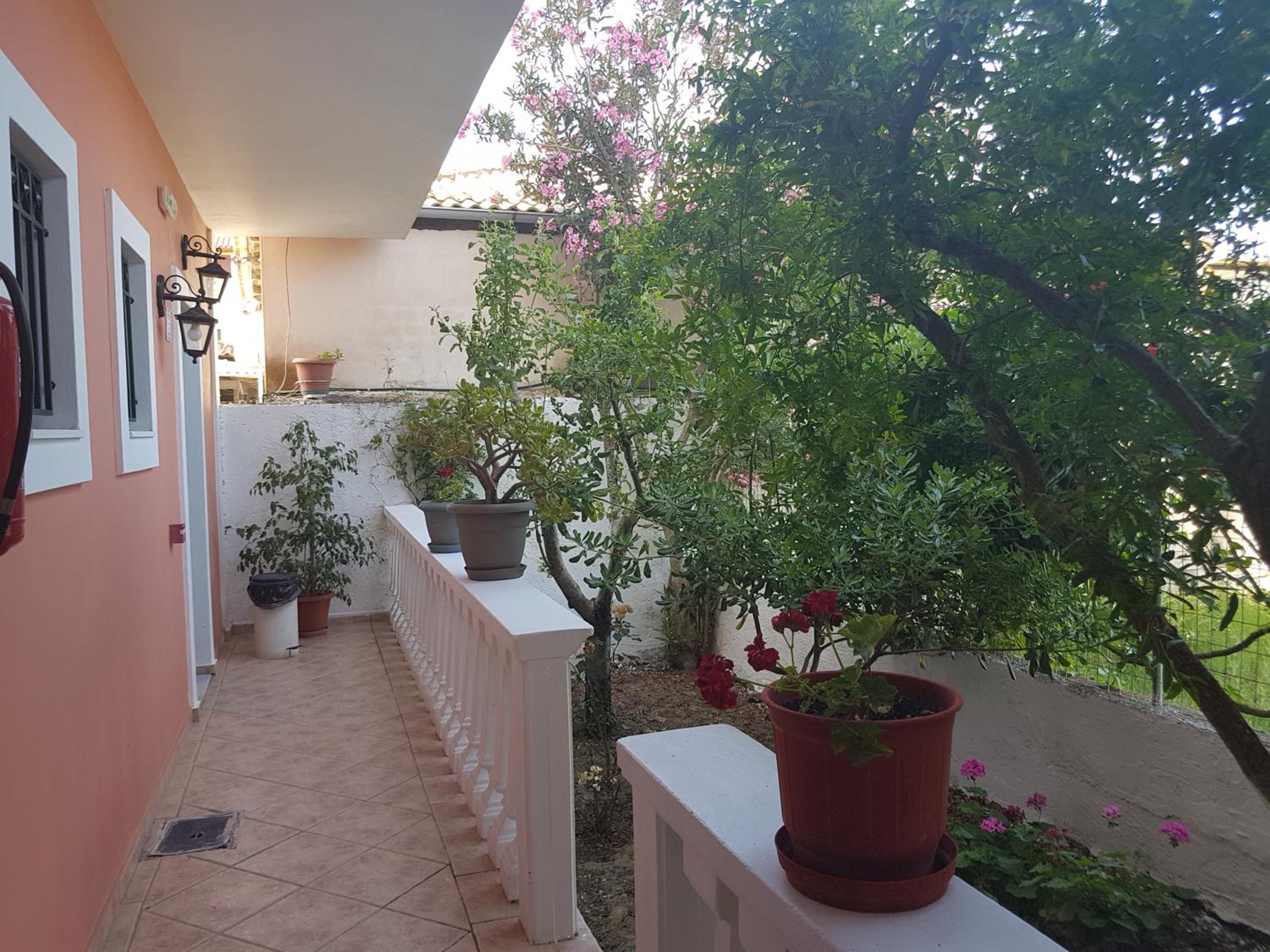 Double Room with Private Bathroom - Photo 12