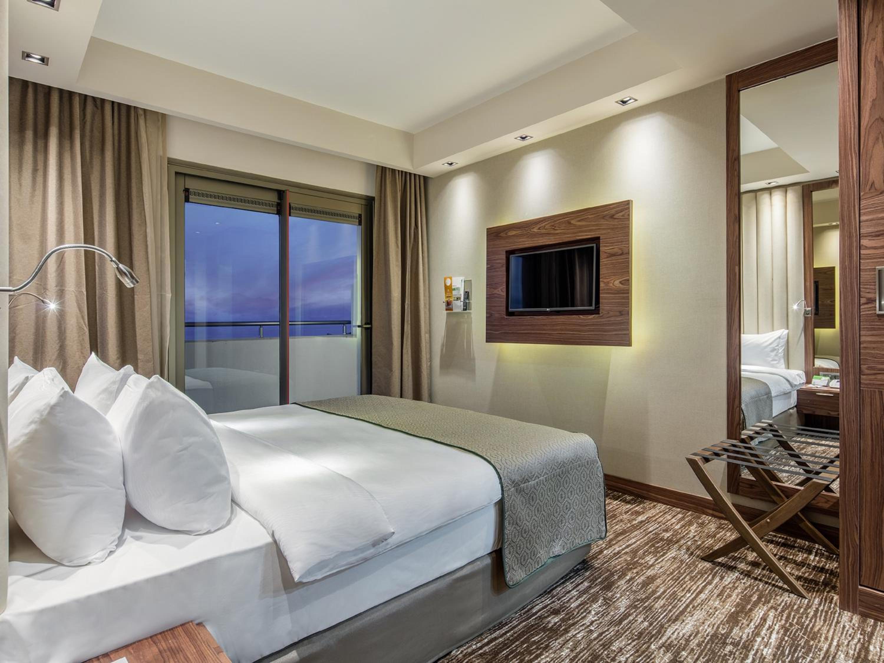 One-Bedroom Queen Suite - Top Floor