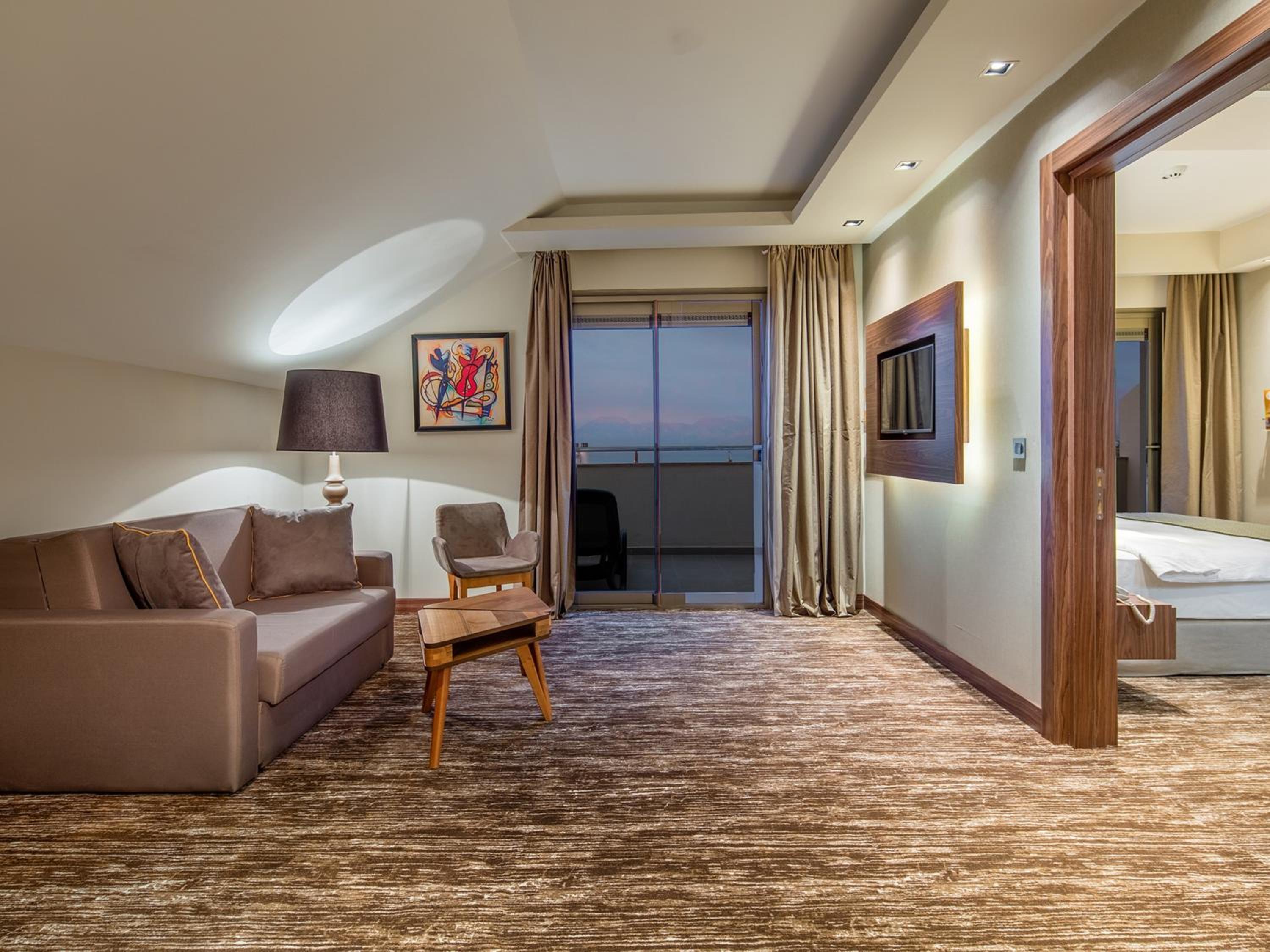 One-Bedroom Queen Suite - Top Floor