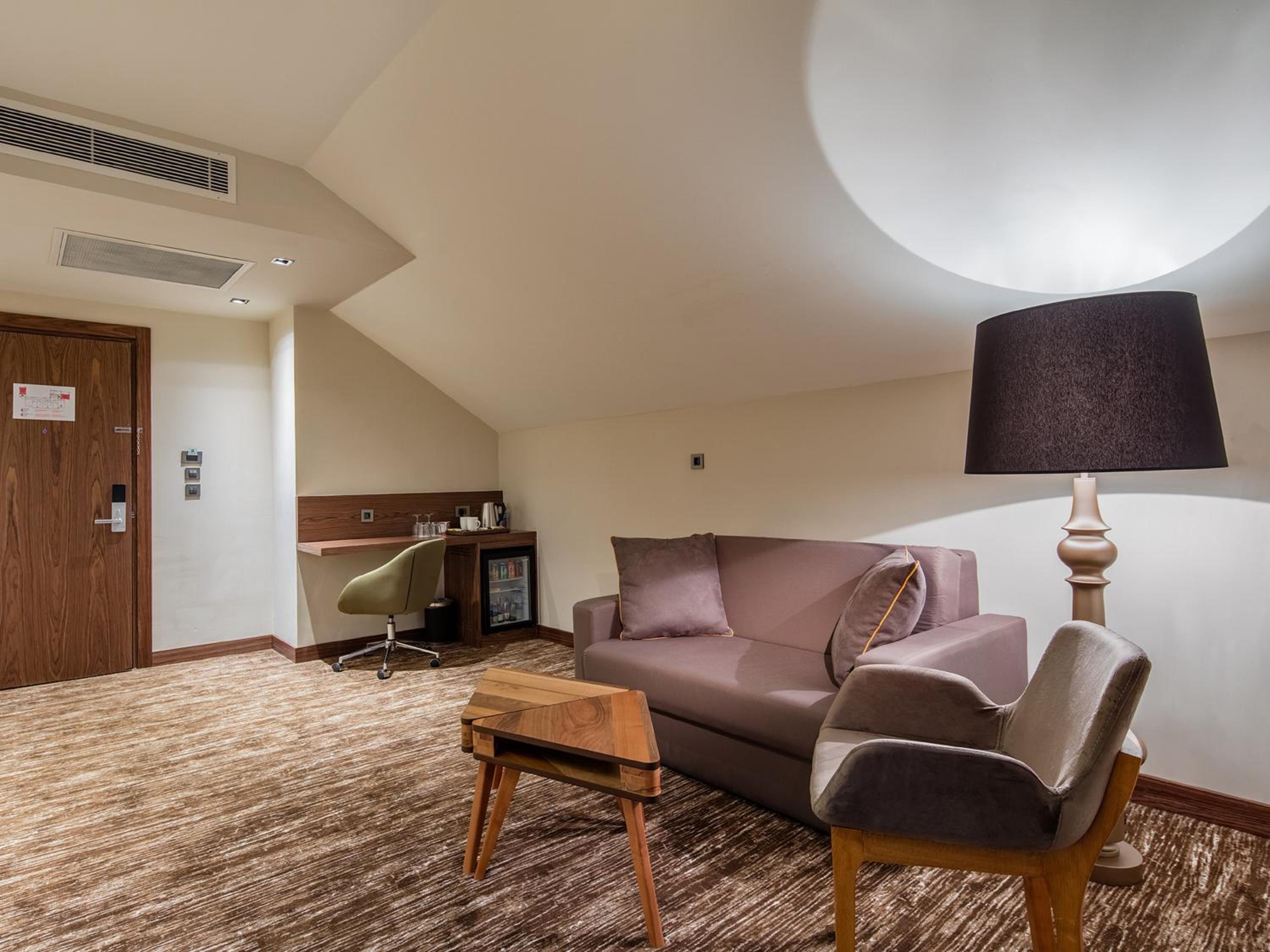 One-Bedroom Queen Suite - Top Floor thumbnail 6