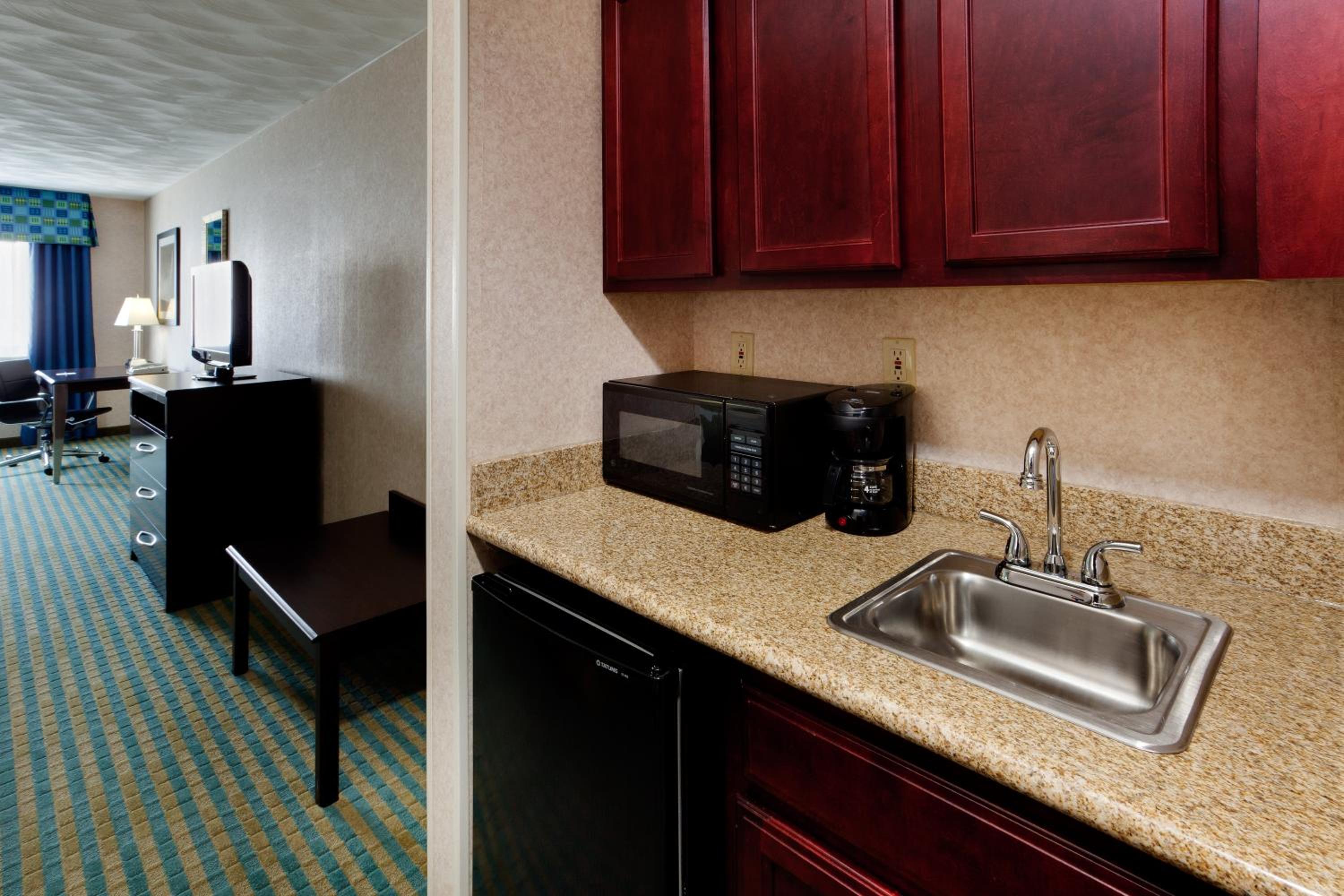 King Suite - Non-Smoking - Photo 3