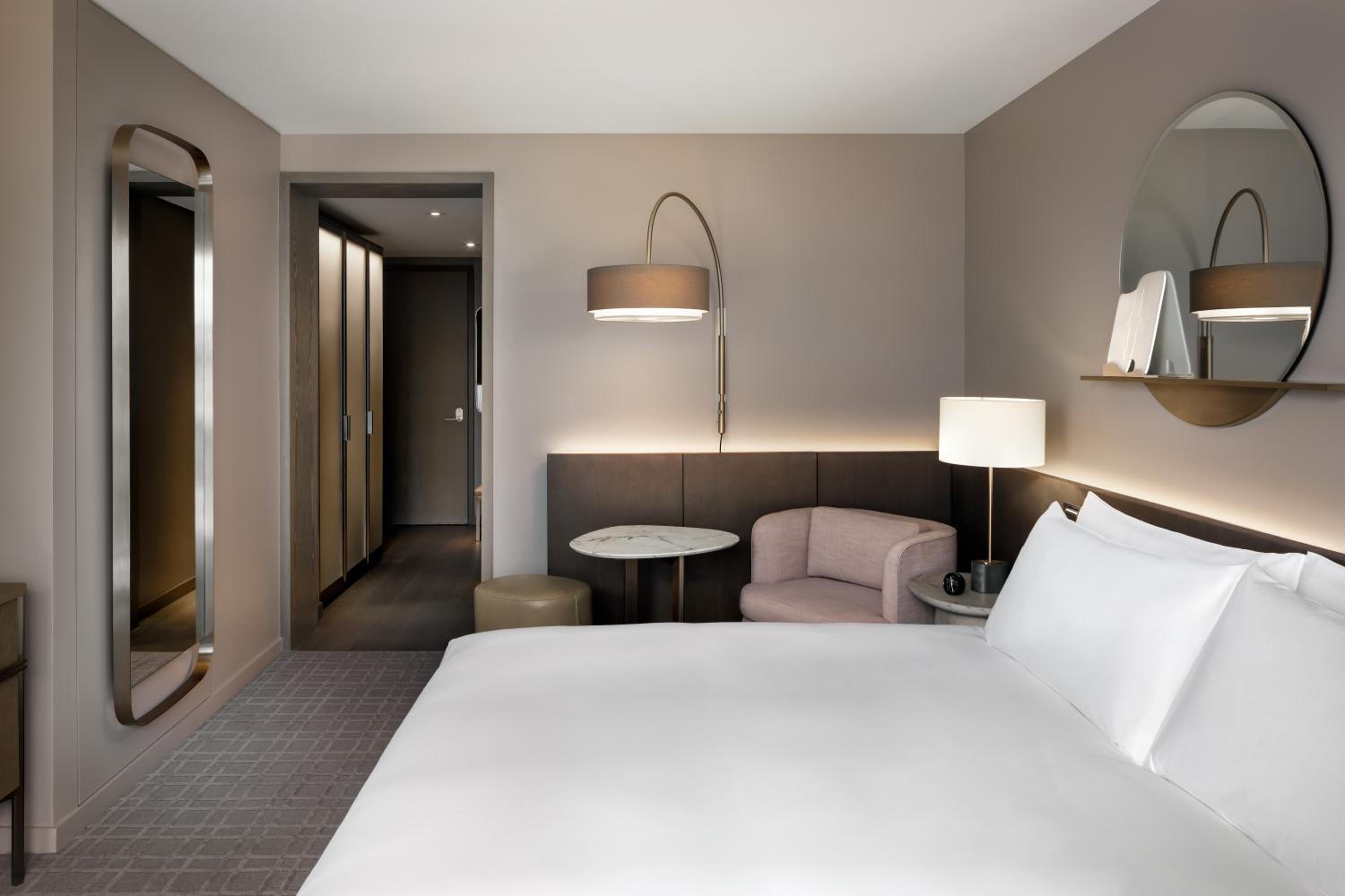 Fairmont 1 King Hearing Accessible - 320SF 29SM, Floors 3-8, Balcony, Spacious Full Bath