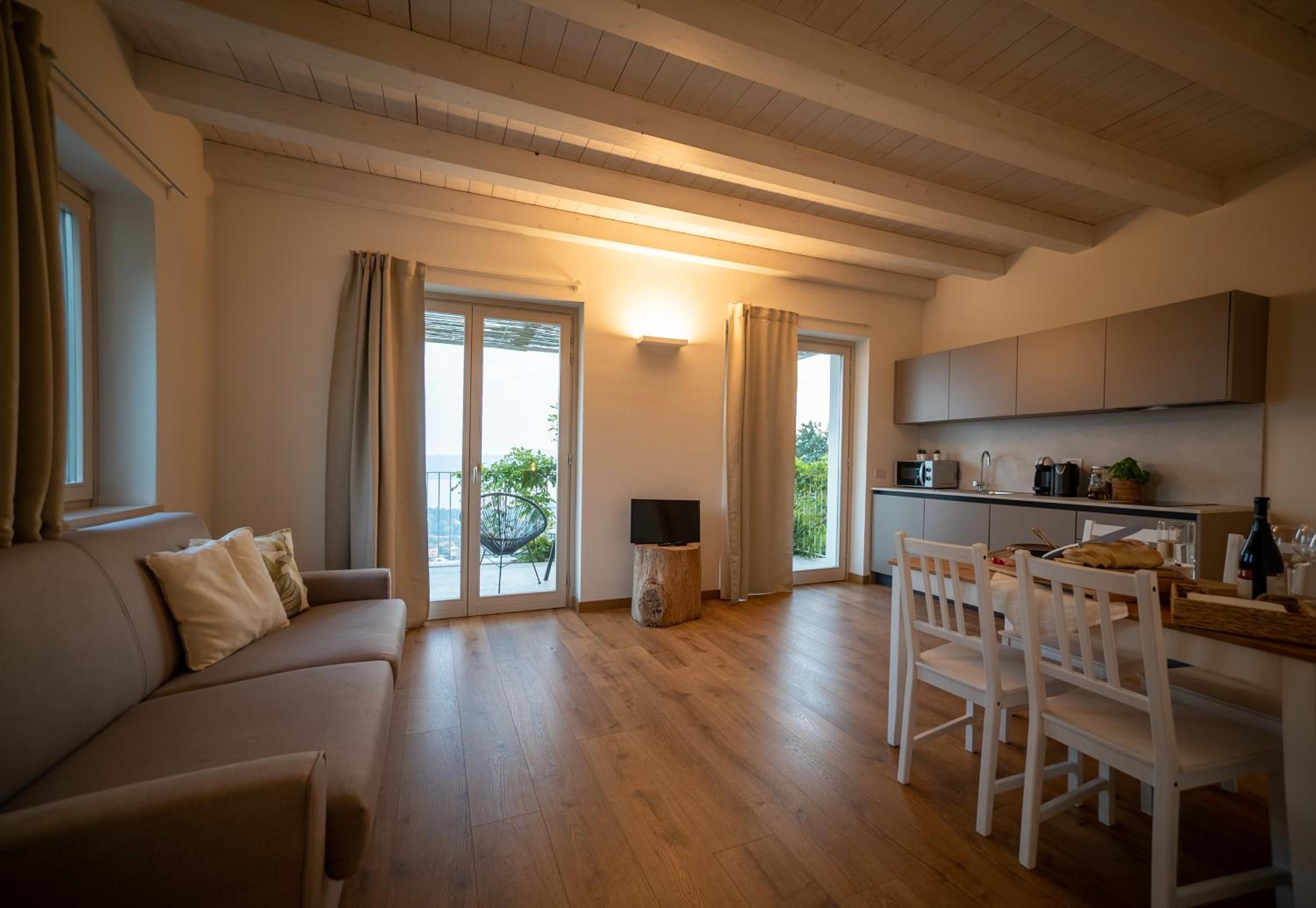 Apartment with Lake View