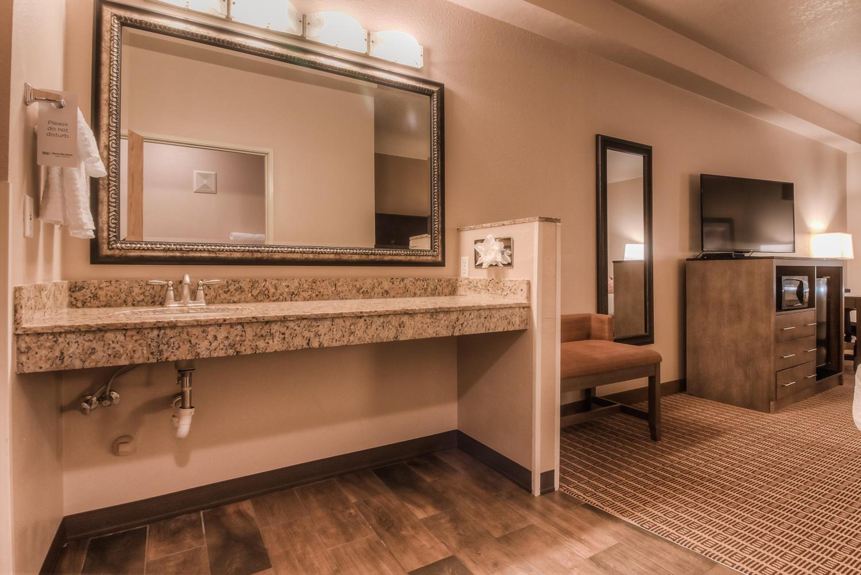 Queen Room With Two Queen Beds - Disability Access/Non-Smoking photo 3
