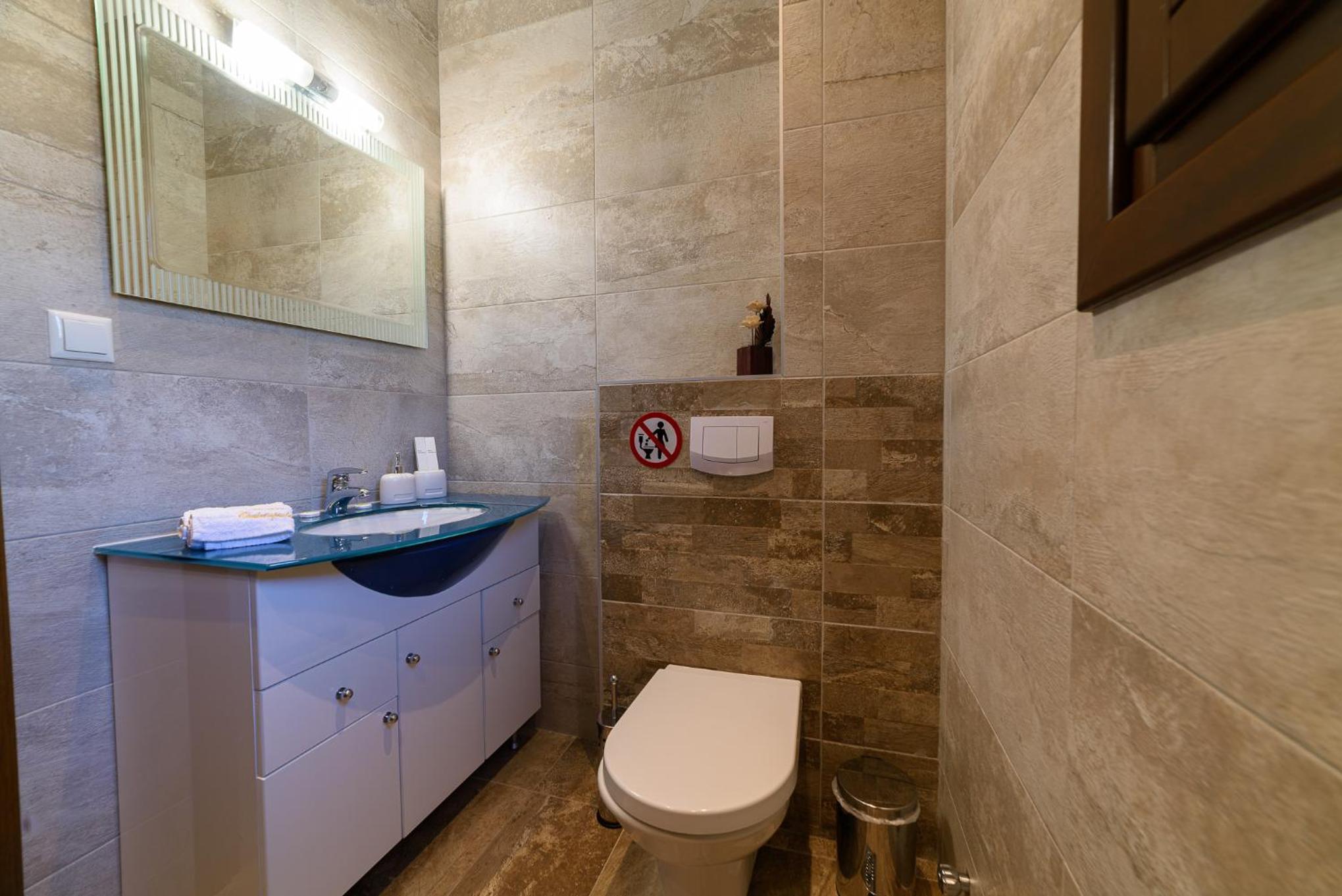 One-Bedroom Apartment - Photo 2
