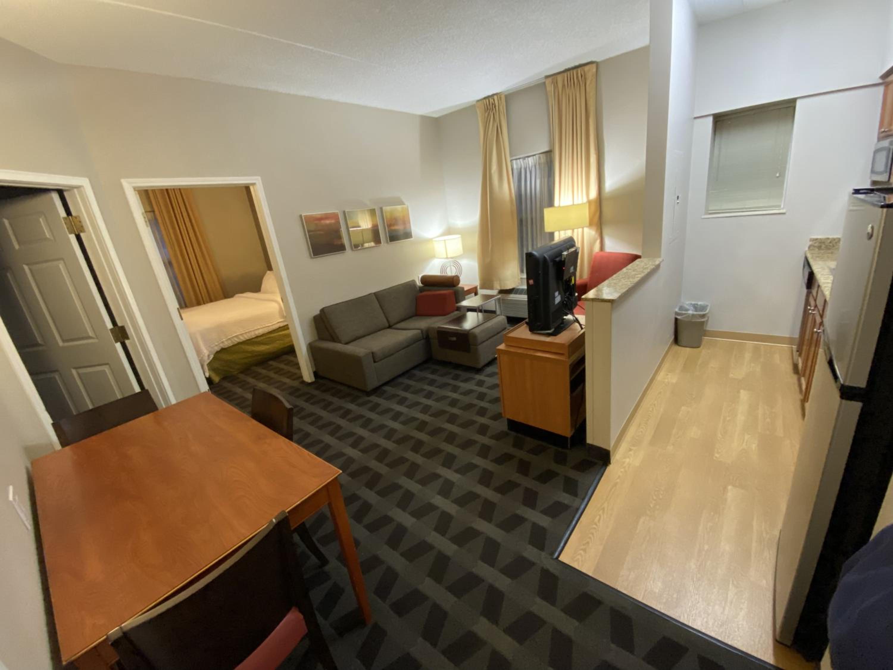 Queen Suite with Two Queen Beds - Non-Smoking - Photo 7