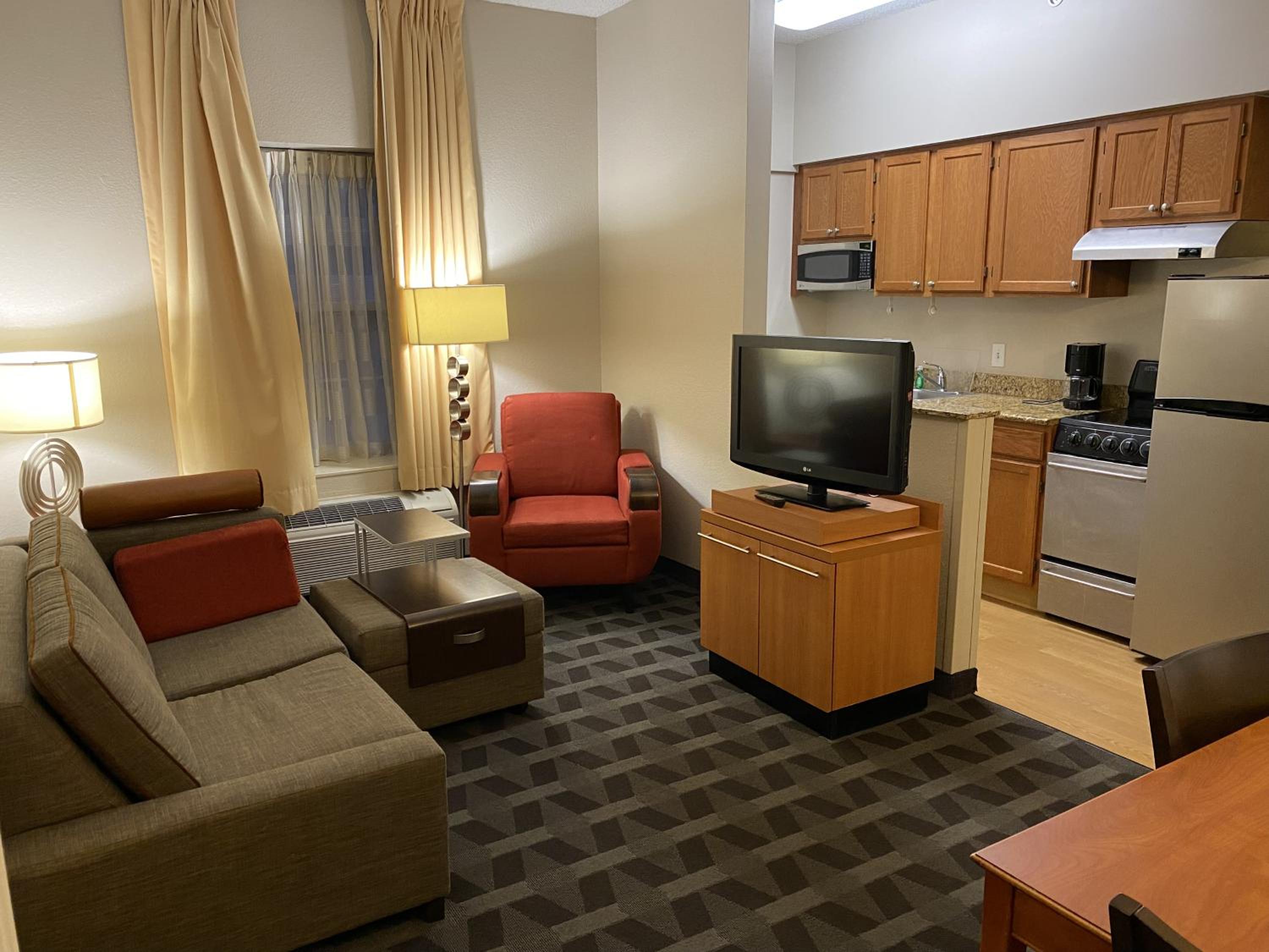Queen Suite with Two Queen Beds - Non-Smoking - Photo 8