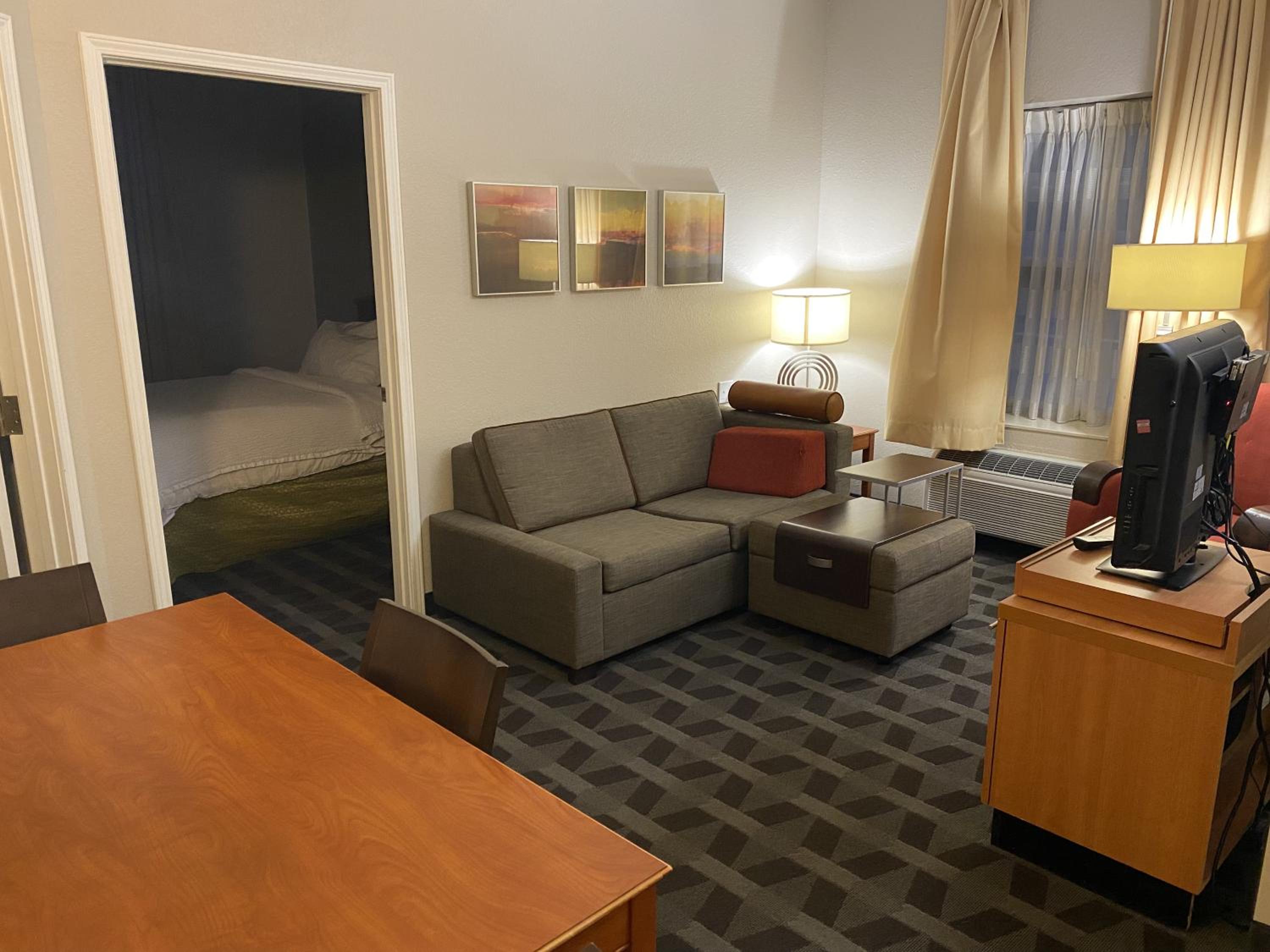 Queen Suite with Two Queen Beds - Non-Smoking - Photo 3