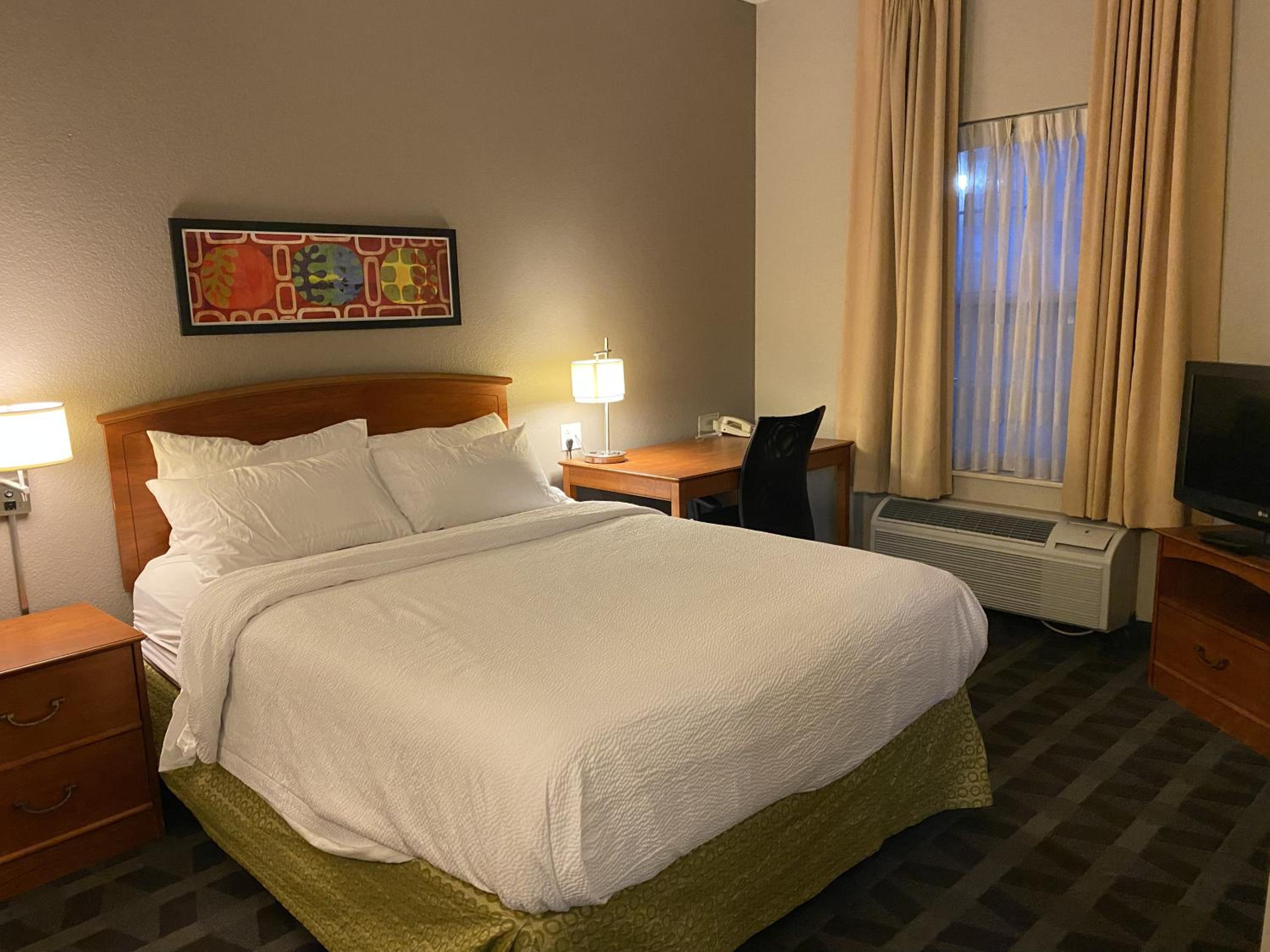 Queen Suite with Two Queen Beds - Non-Smoking - Photo 6