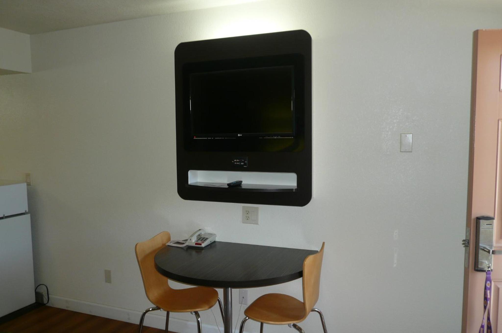 Queen Room - Non-Smoking photo 3