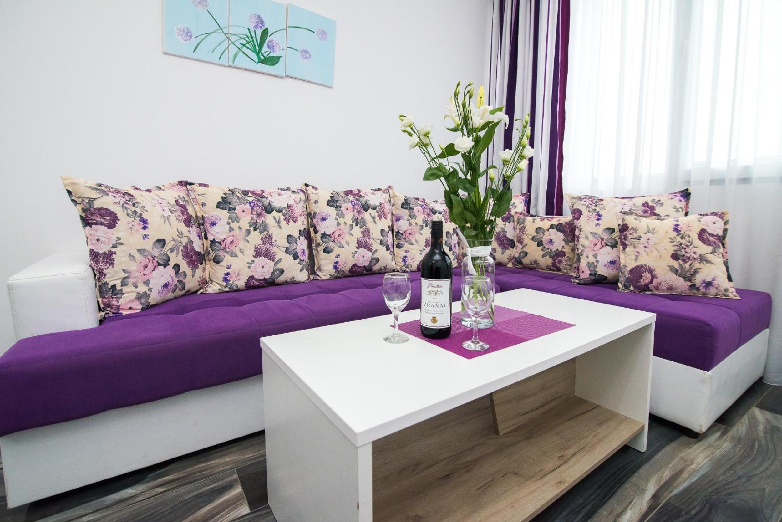 One-Bedroom Apartment (10)