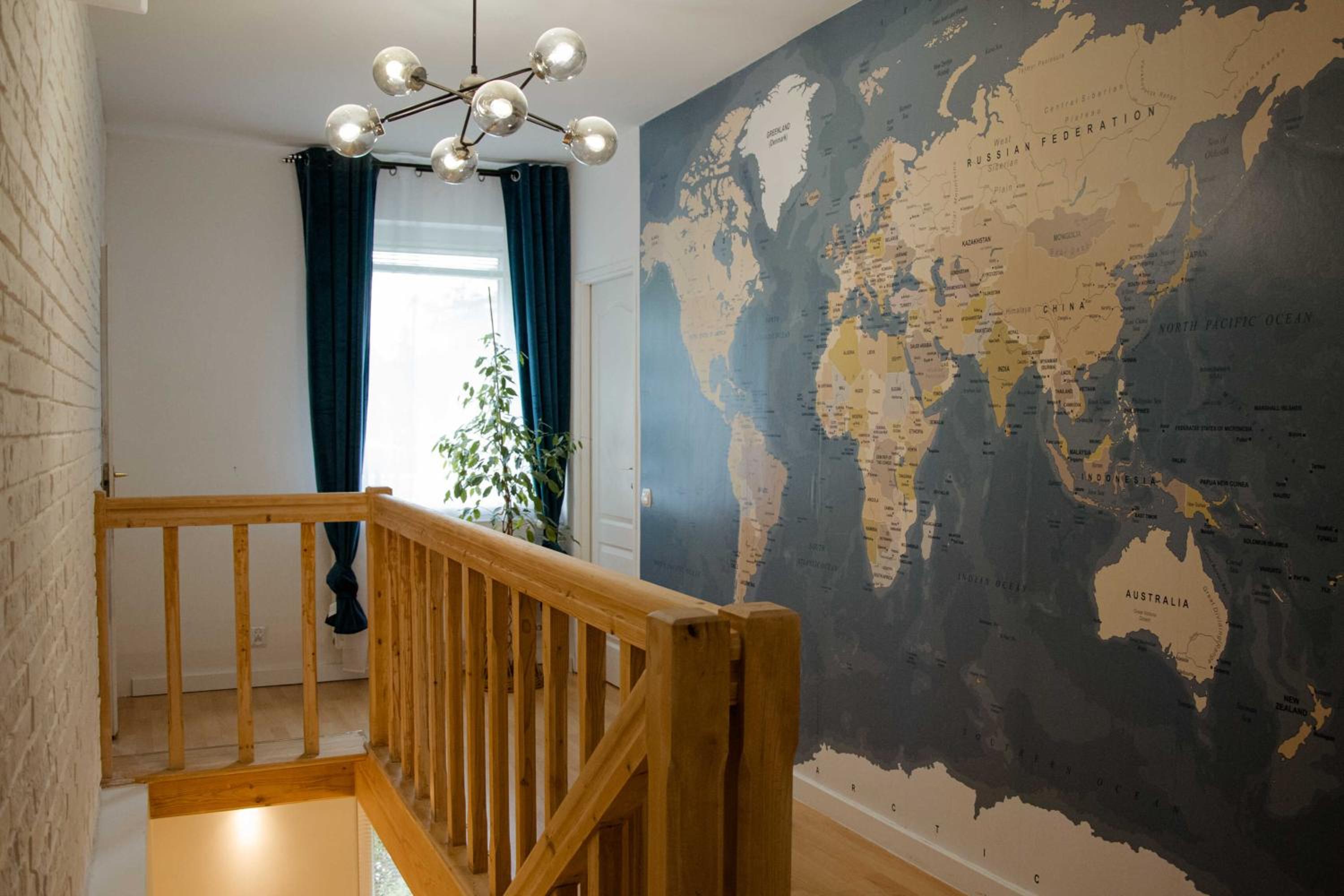 Five-Bedroom House photo 3