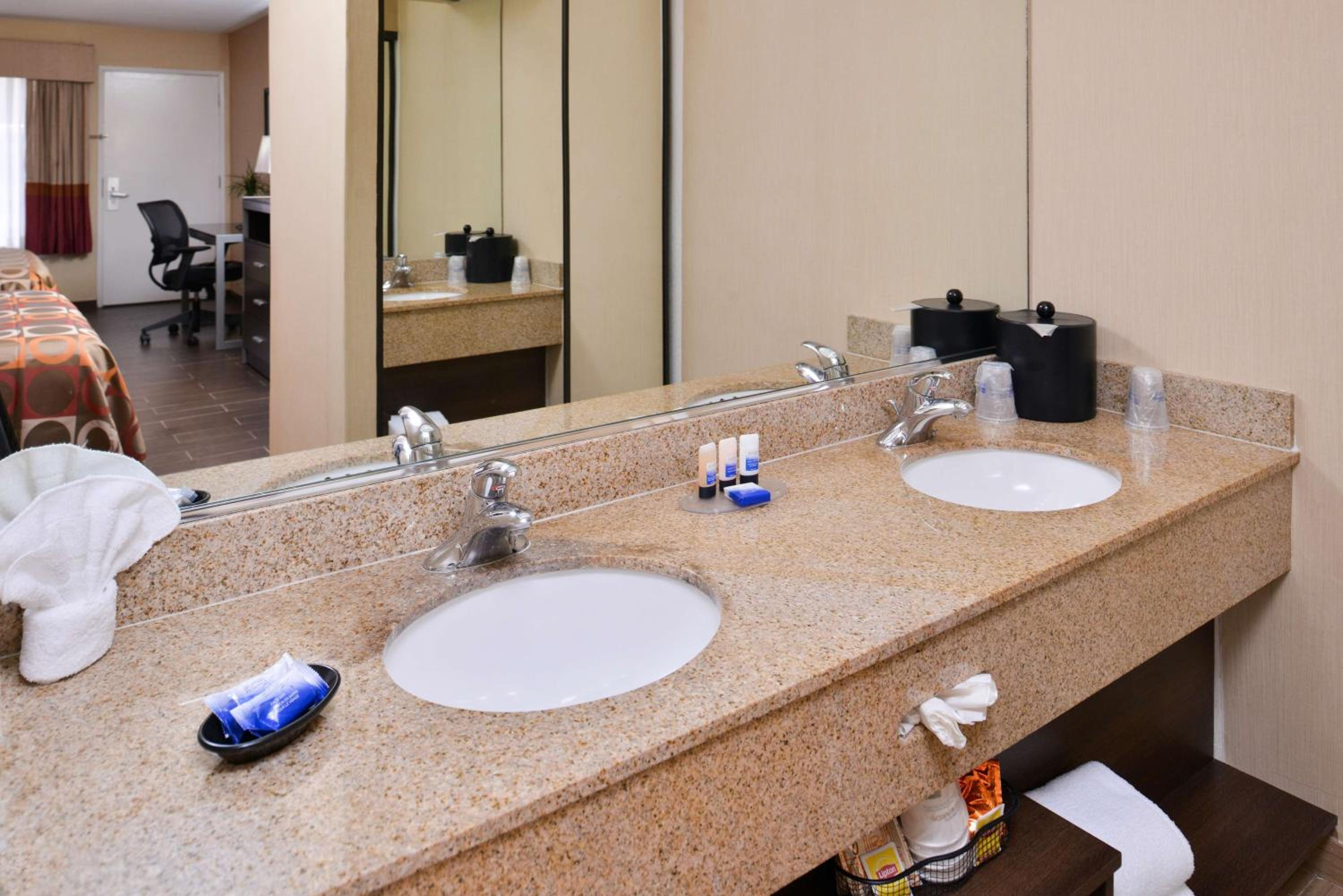 King Room - Disability Access Tub - Photo 4