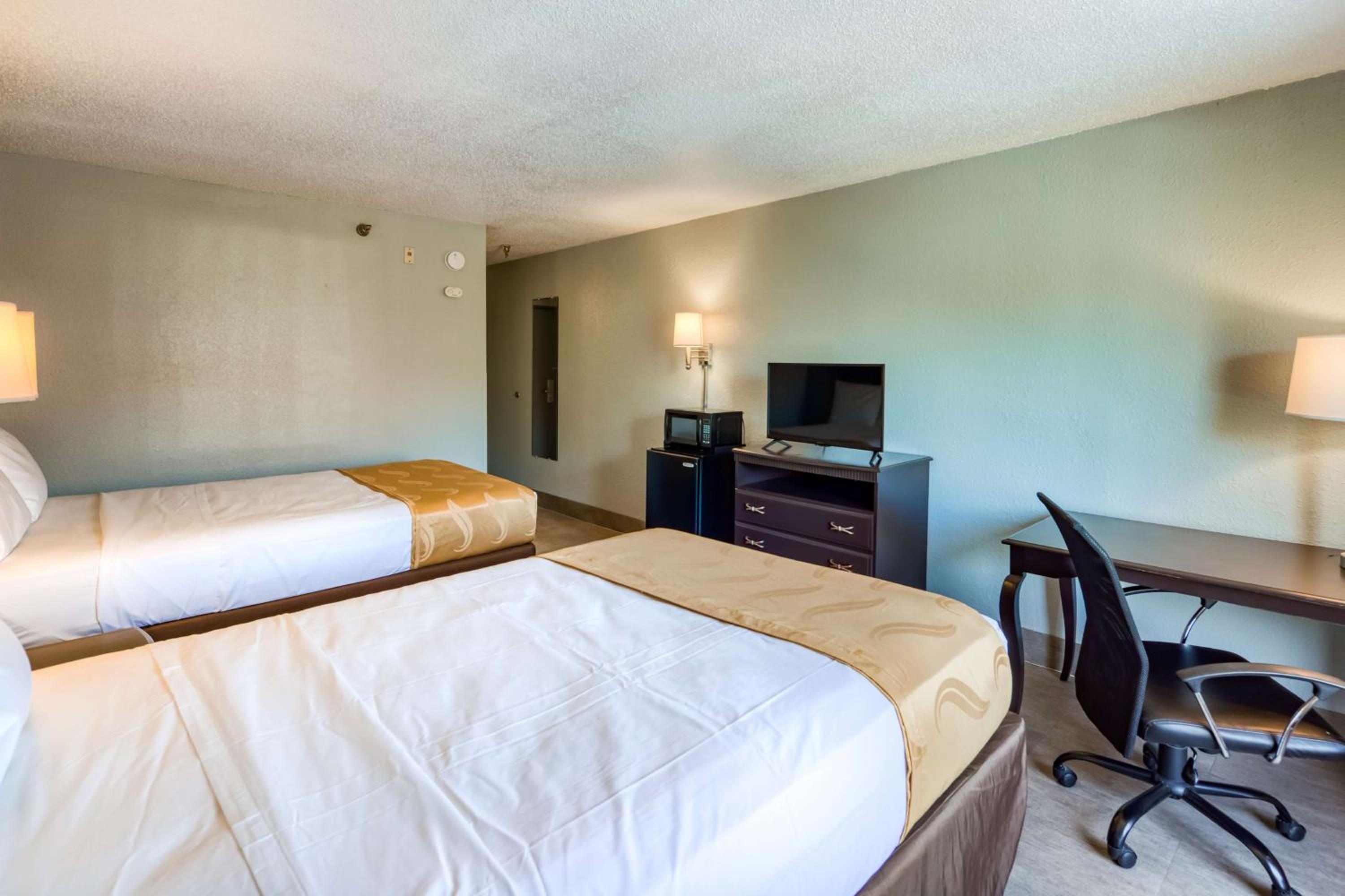 Double Room with Two Double Beds - Photo 3
