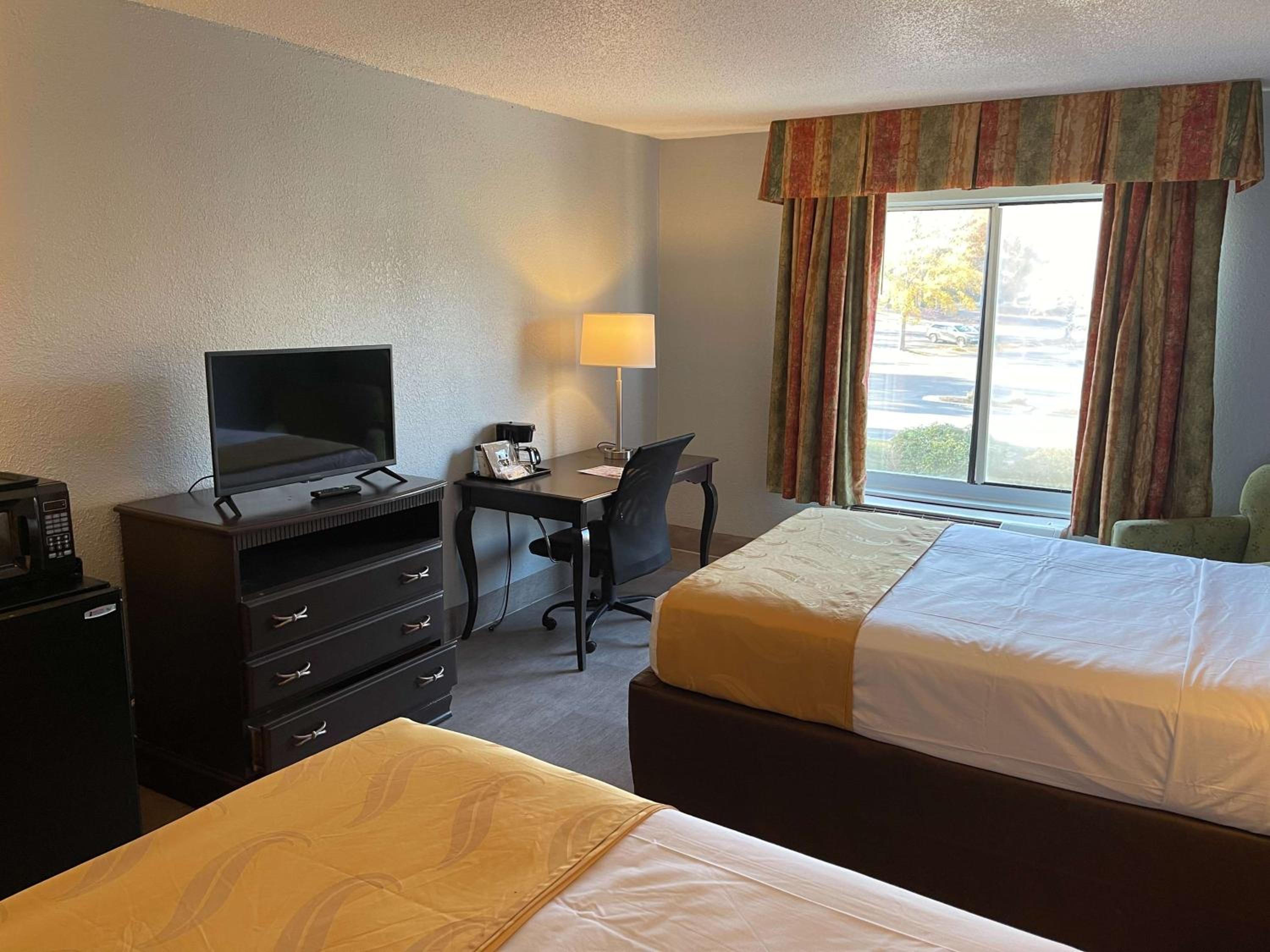 Double Room with Two Double Beds - Photo 2
