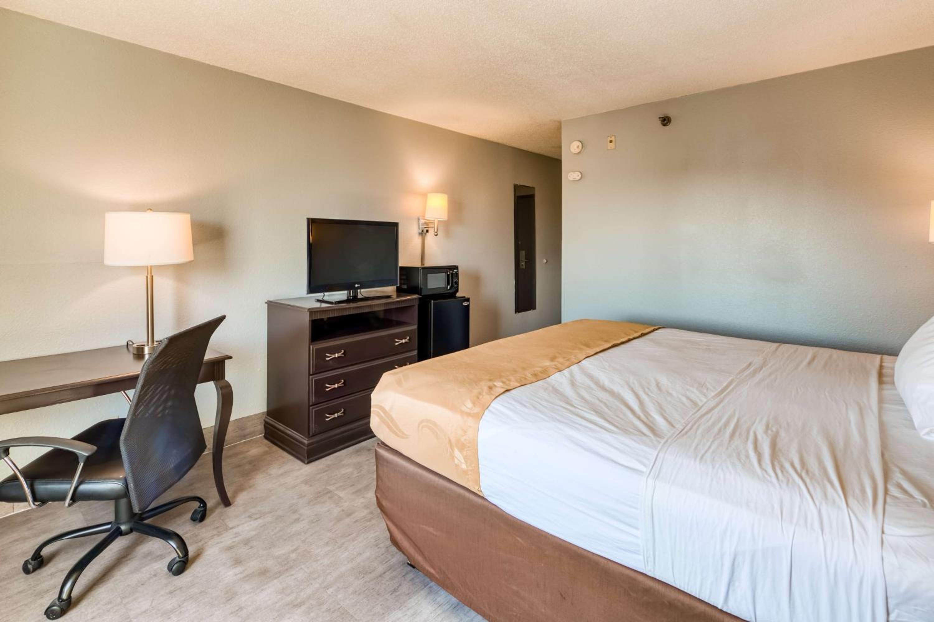 King Room - Non-Smoking - Photo 3