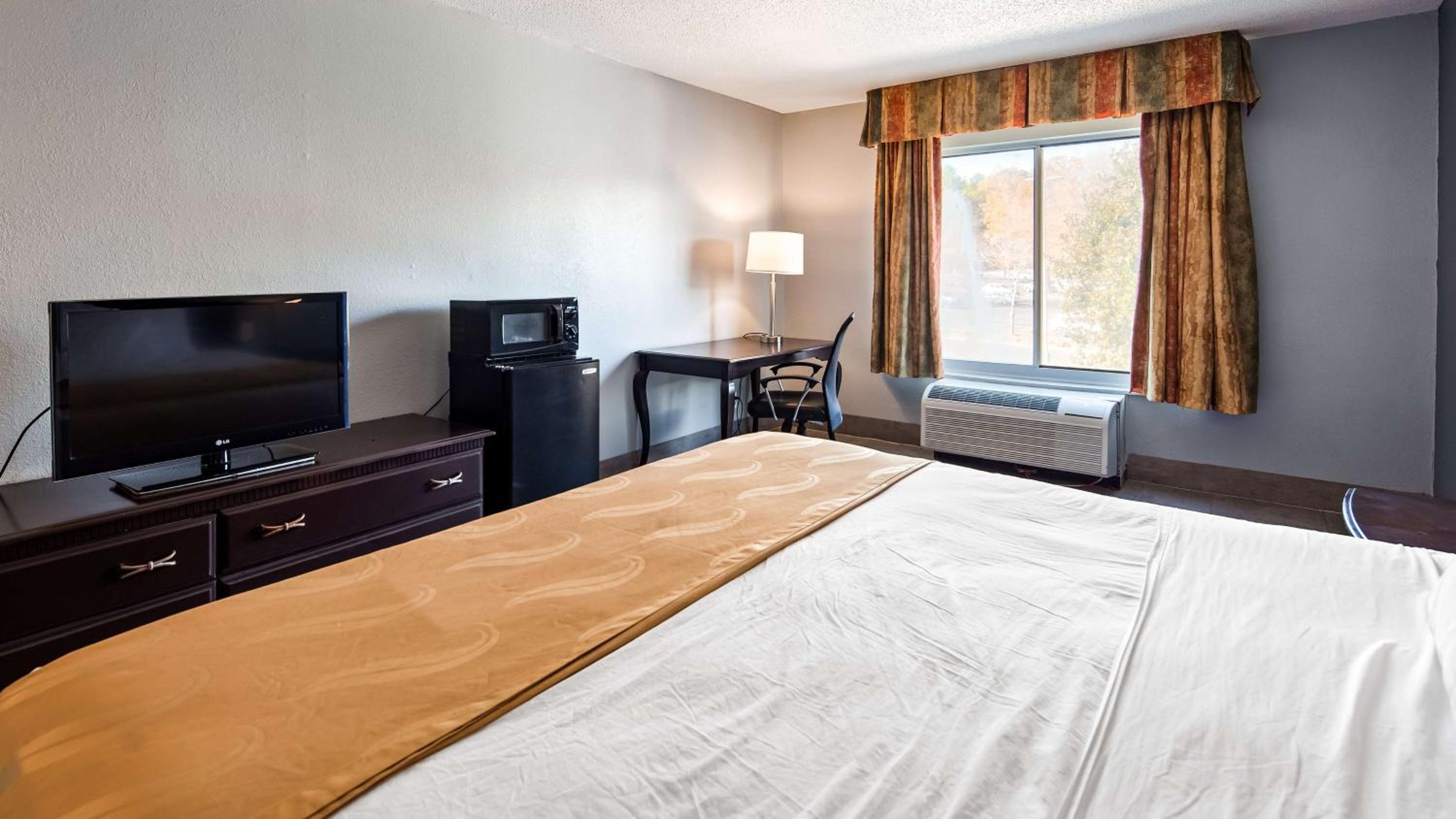 King Room - Non-Smoking - Photo 2
