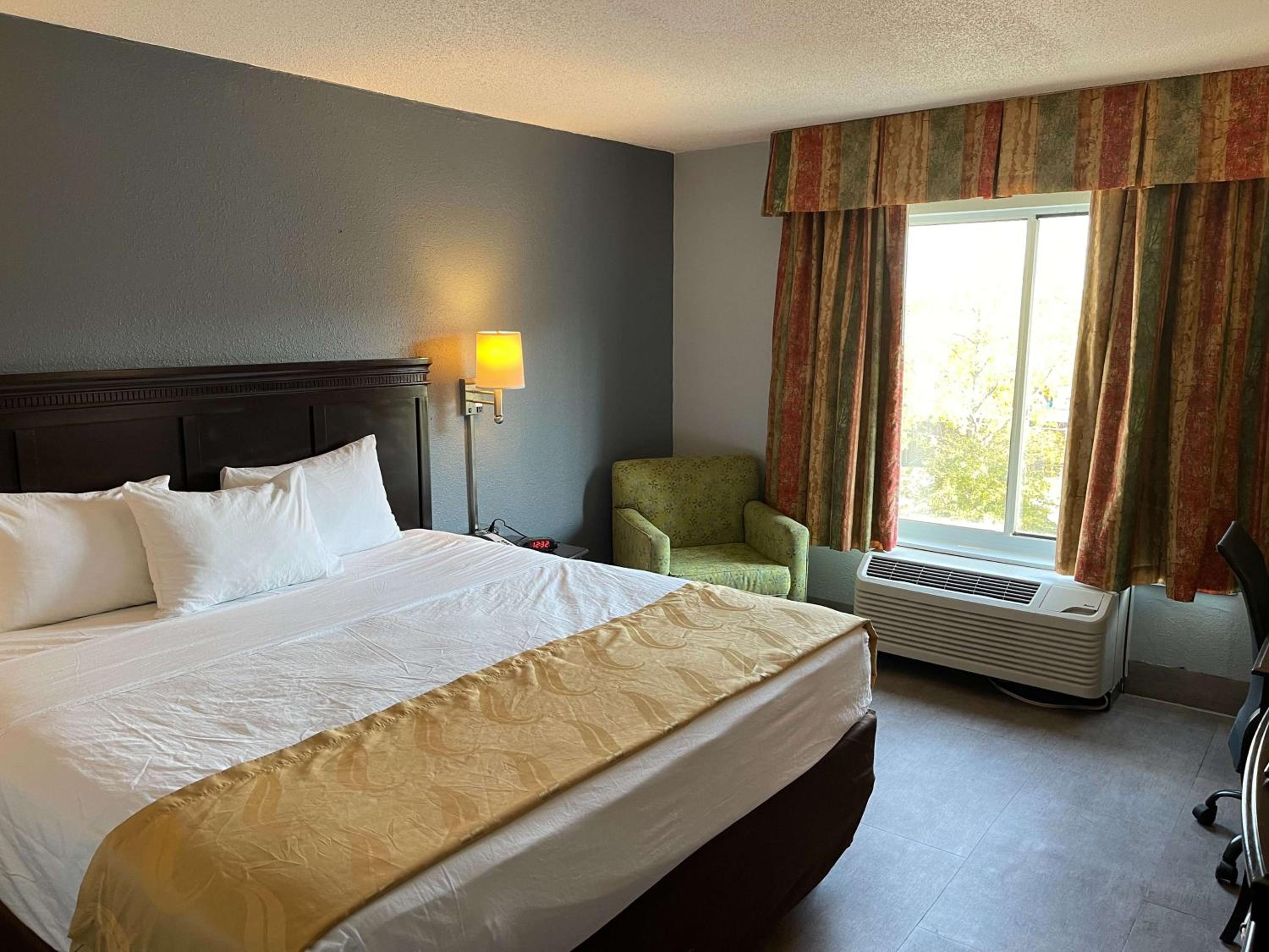 King Room - Non-Smoking - Photo 1