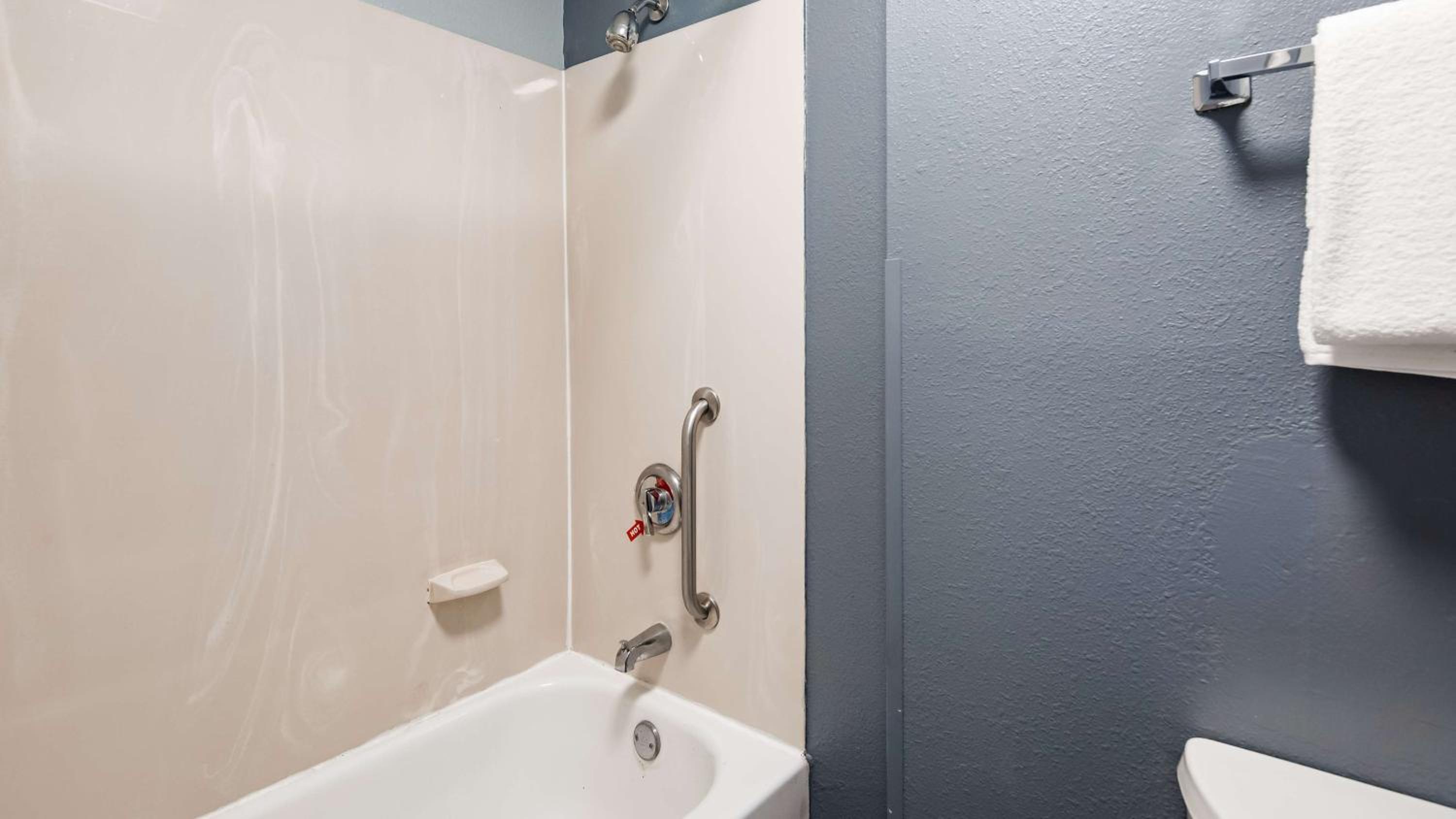 King Room - Non-Smoking - Photo 8