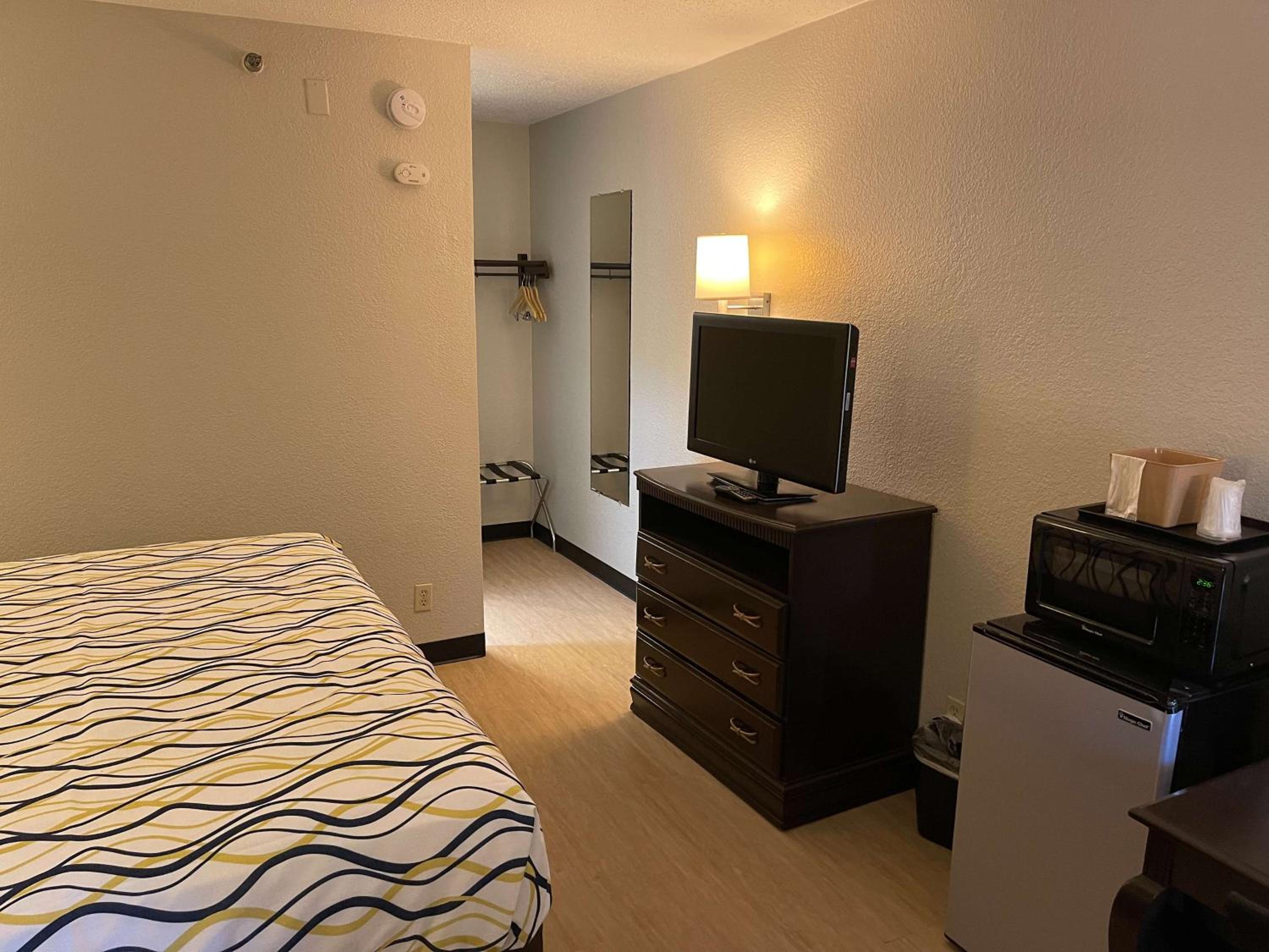 King Room - Non-Smoking - Photo 11