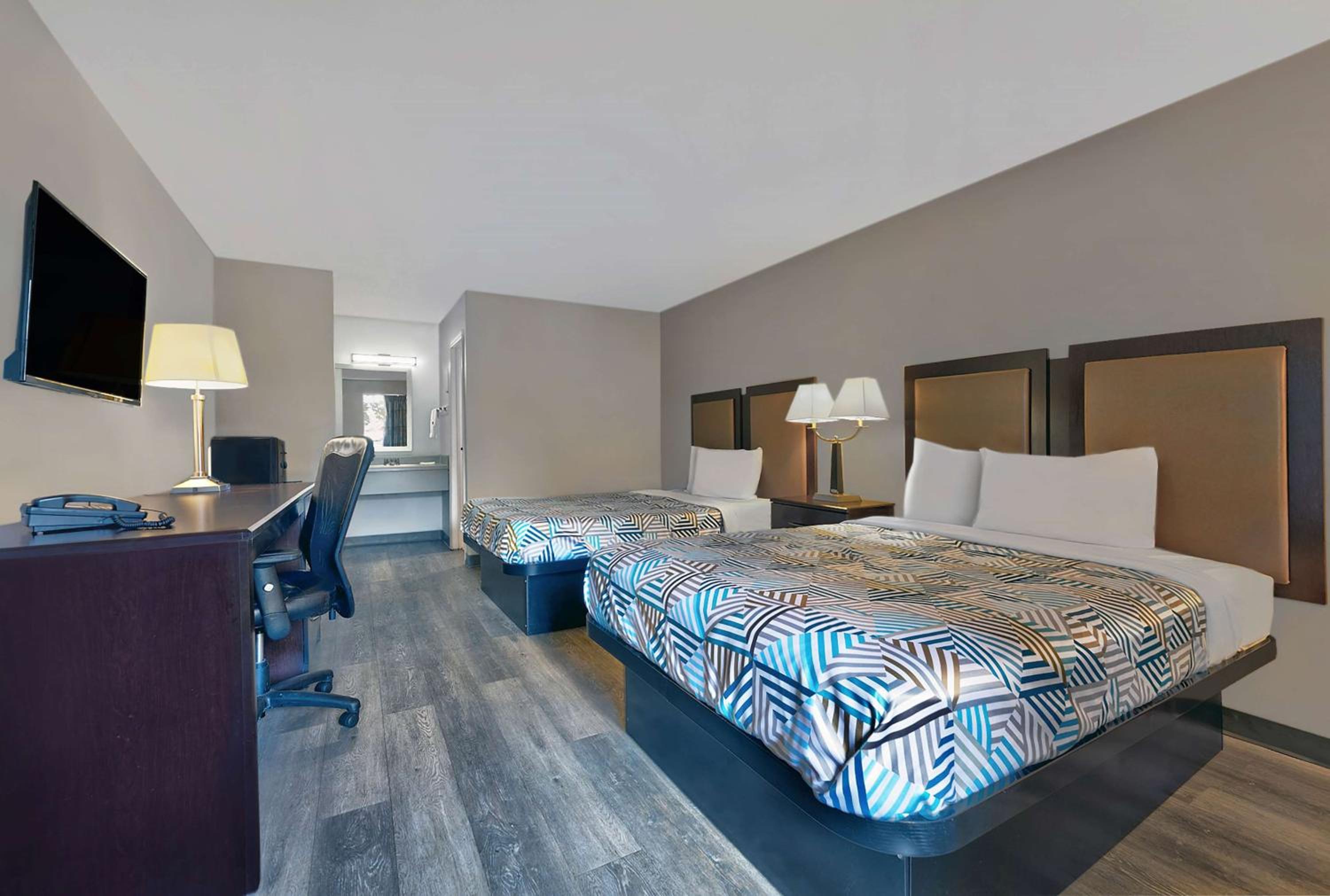 Quadruple Room - Non-Smoking - Photo 3