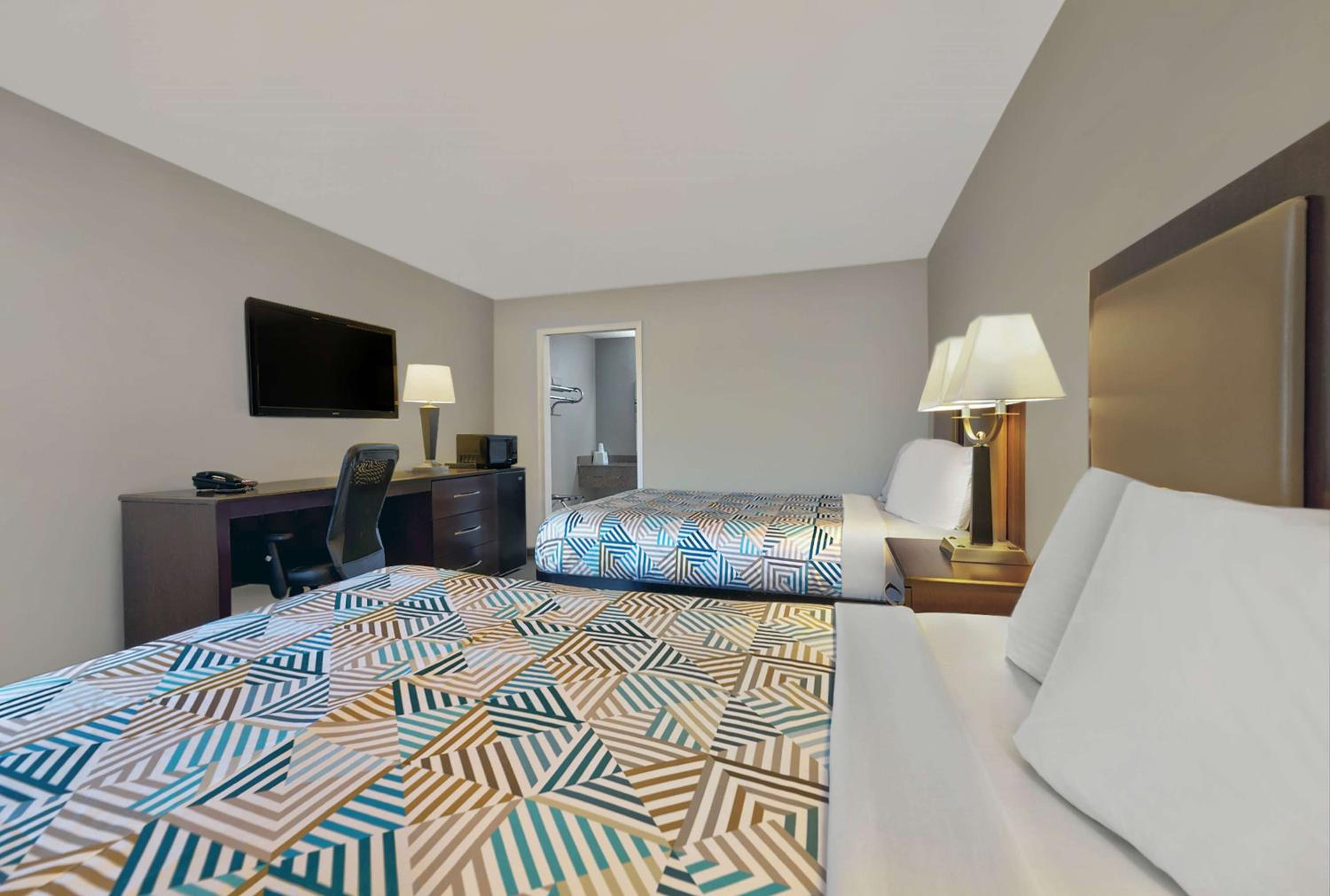 Quadruple Room - Disability Access - Non-Smoking - Photo 2