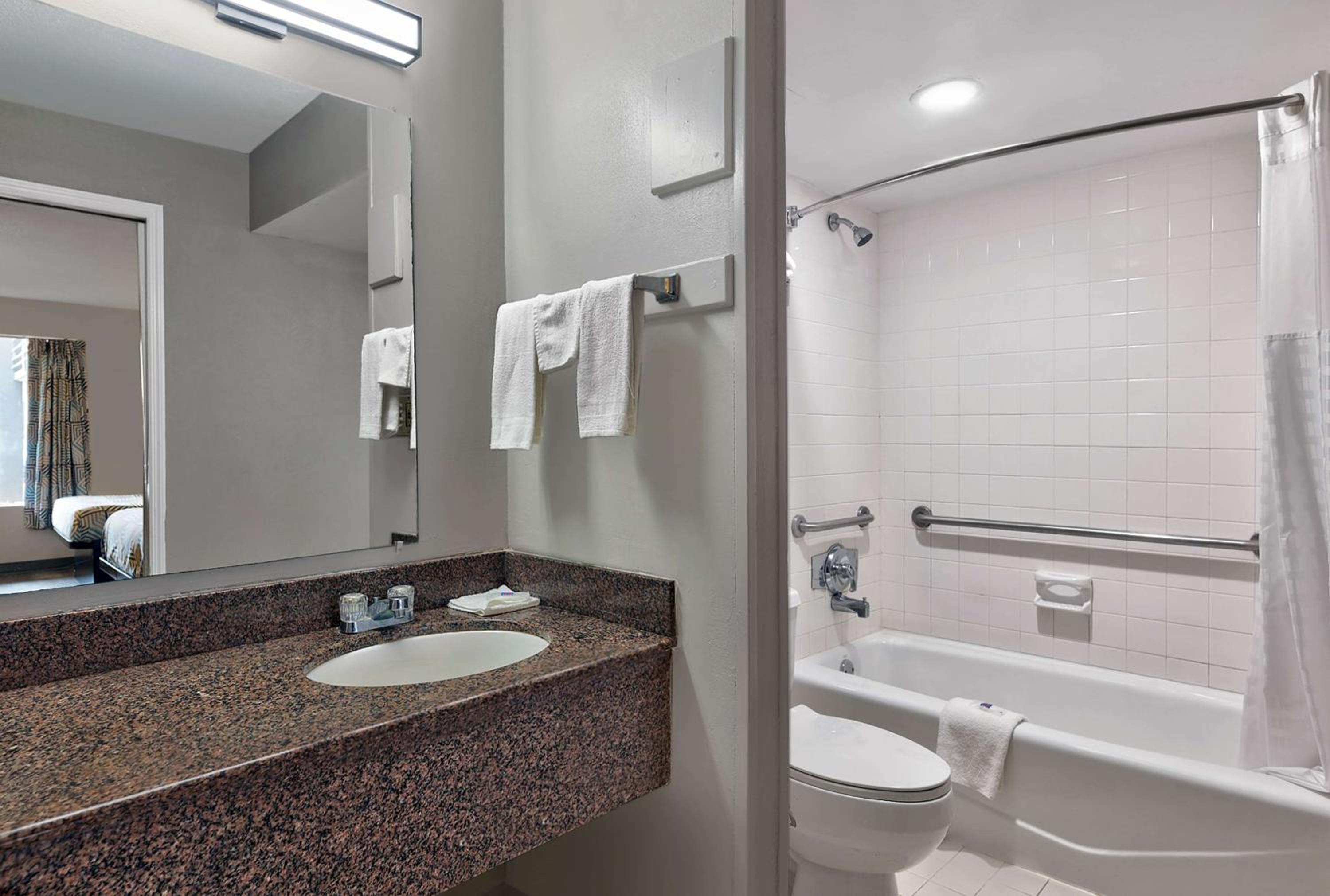 Quadruple Room - Disability Access - Non-Smoking - Photo 4