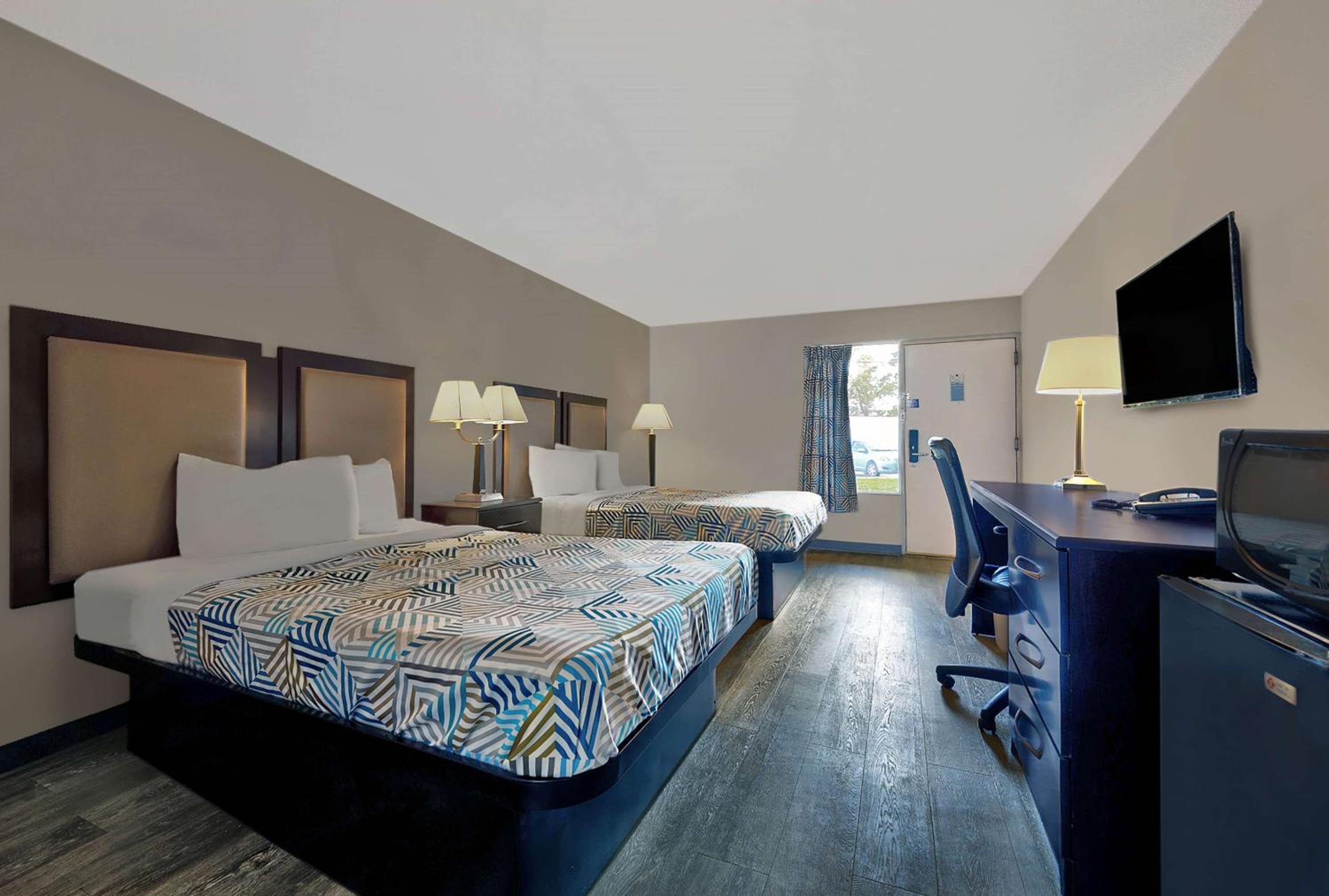 Quadruple Room - Non-Smoking - Photo 1