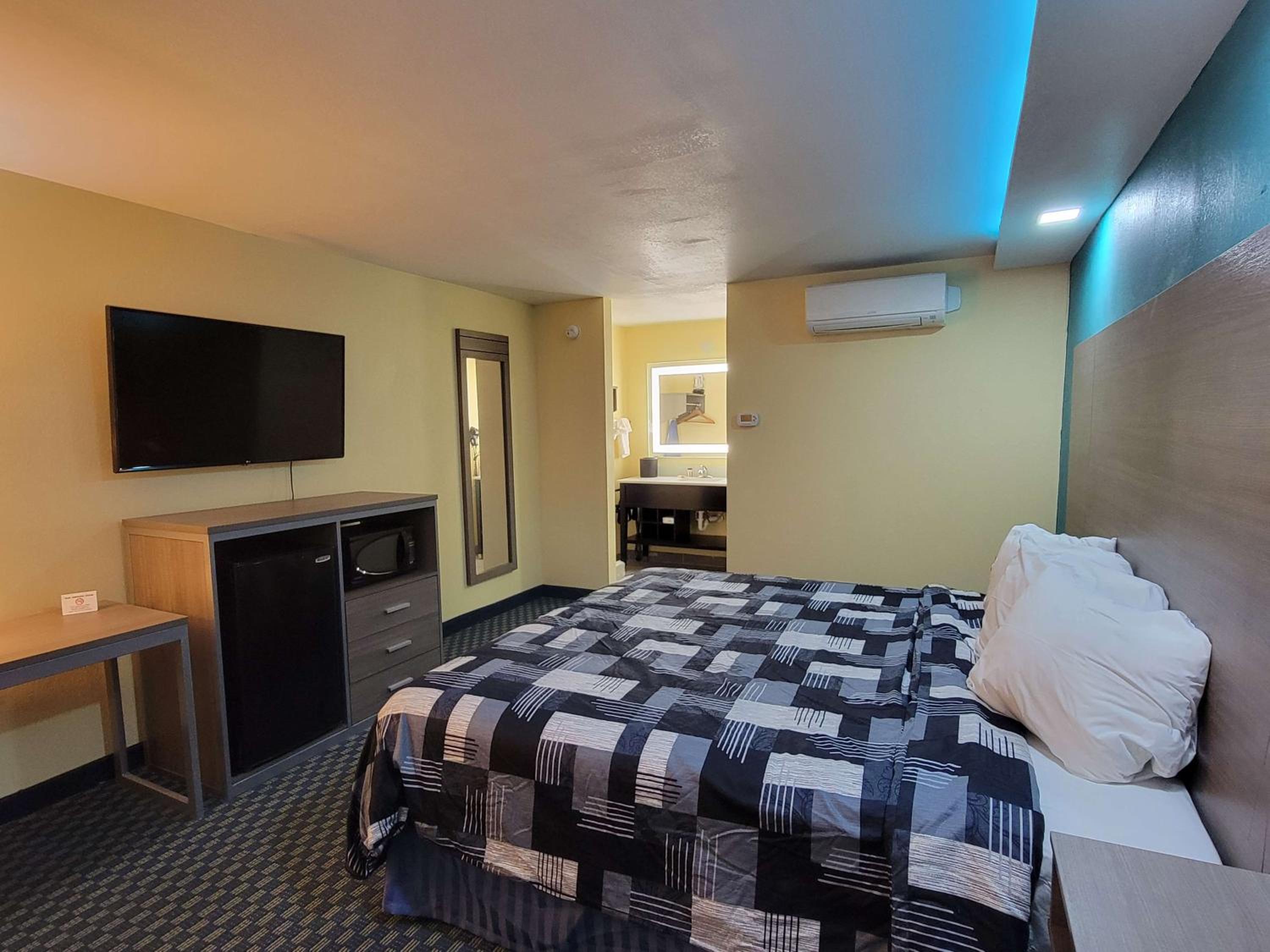 King Room - Non-Smoking - Photo 2