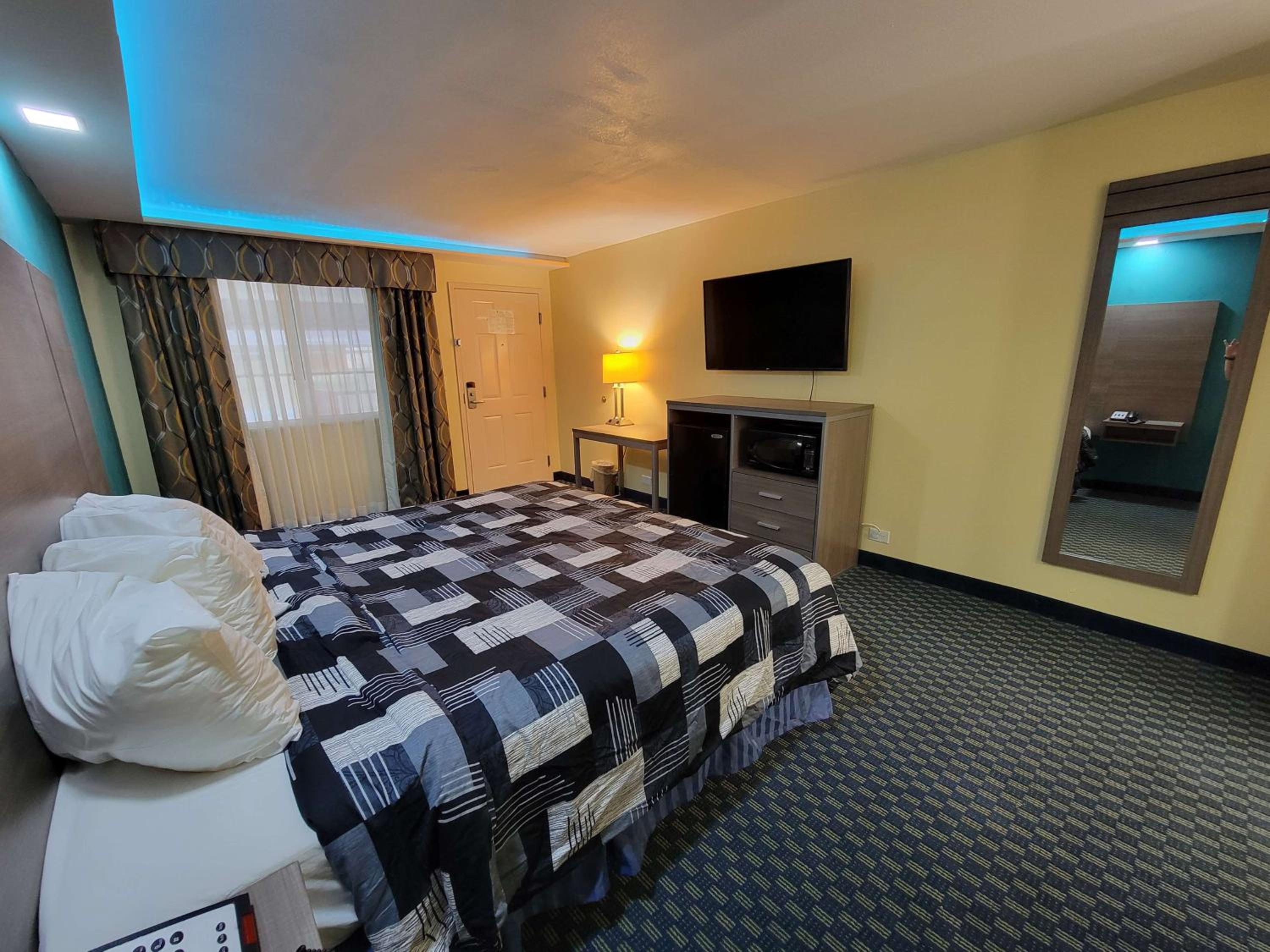 King Room - Non-Smoking - Photo 3