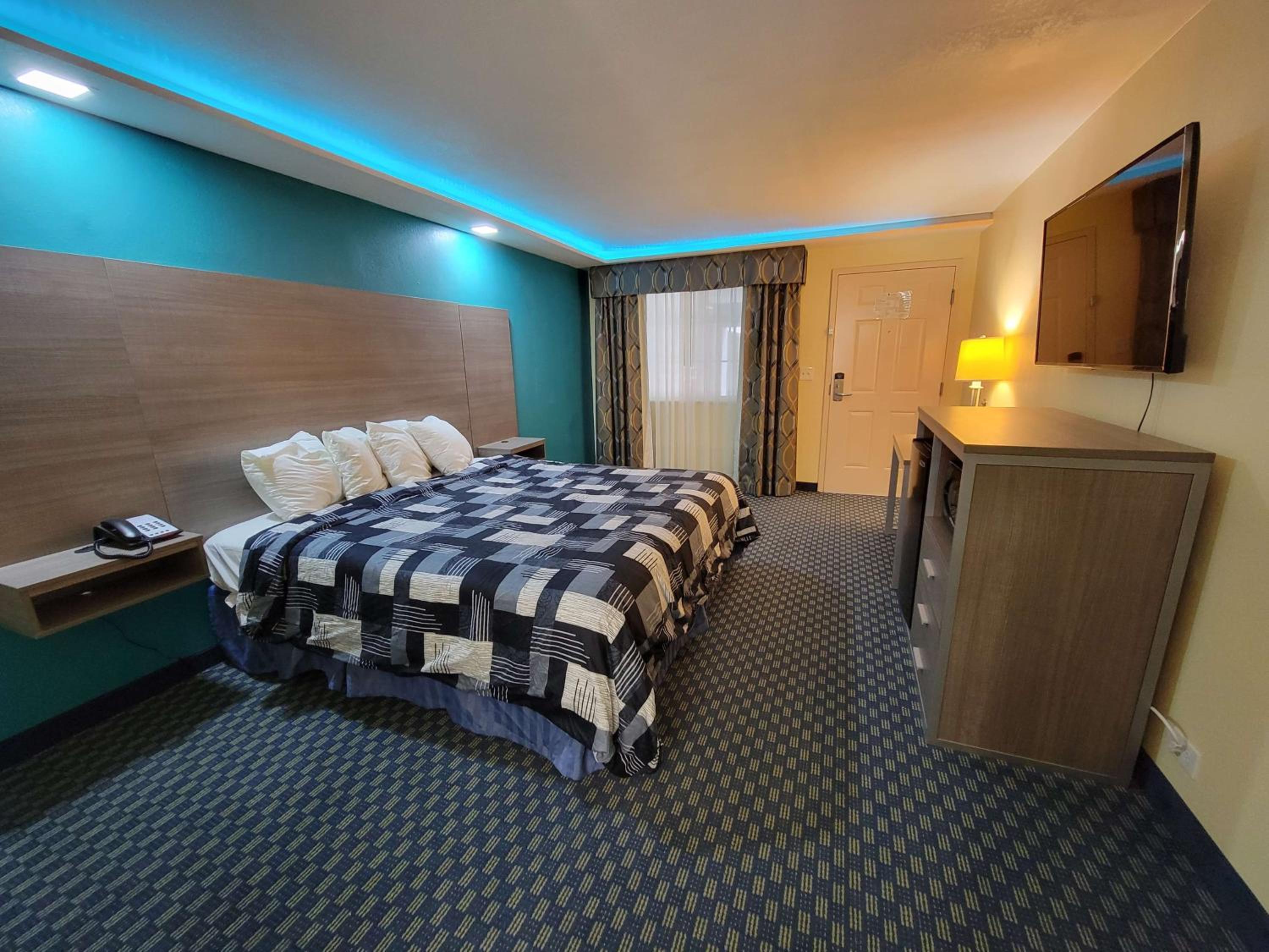 King Room - Non-Smoking - Photo 4