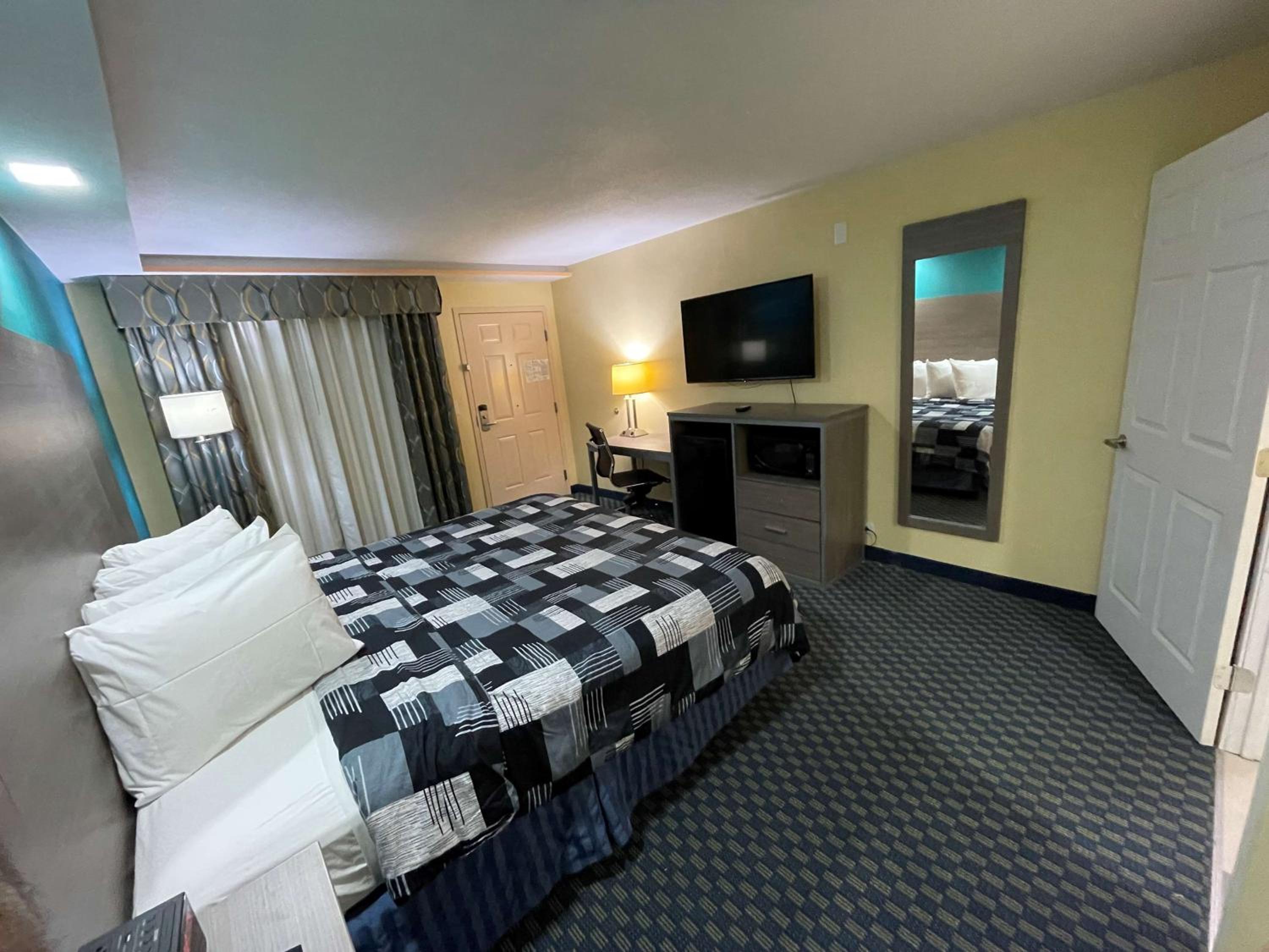 King Room with Roll-in Shower - Disability Access/Non-Smoking - Photo 4