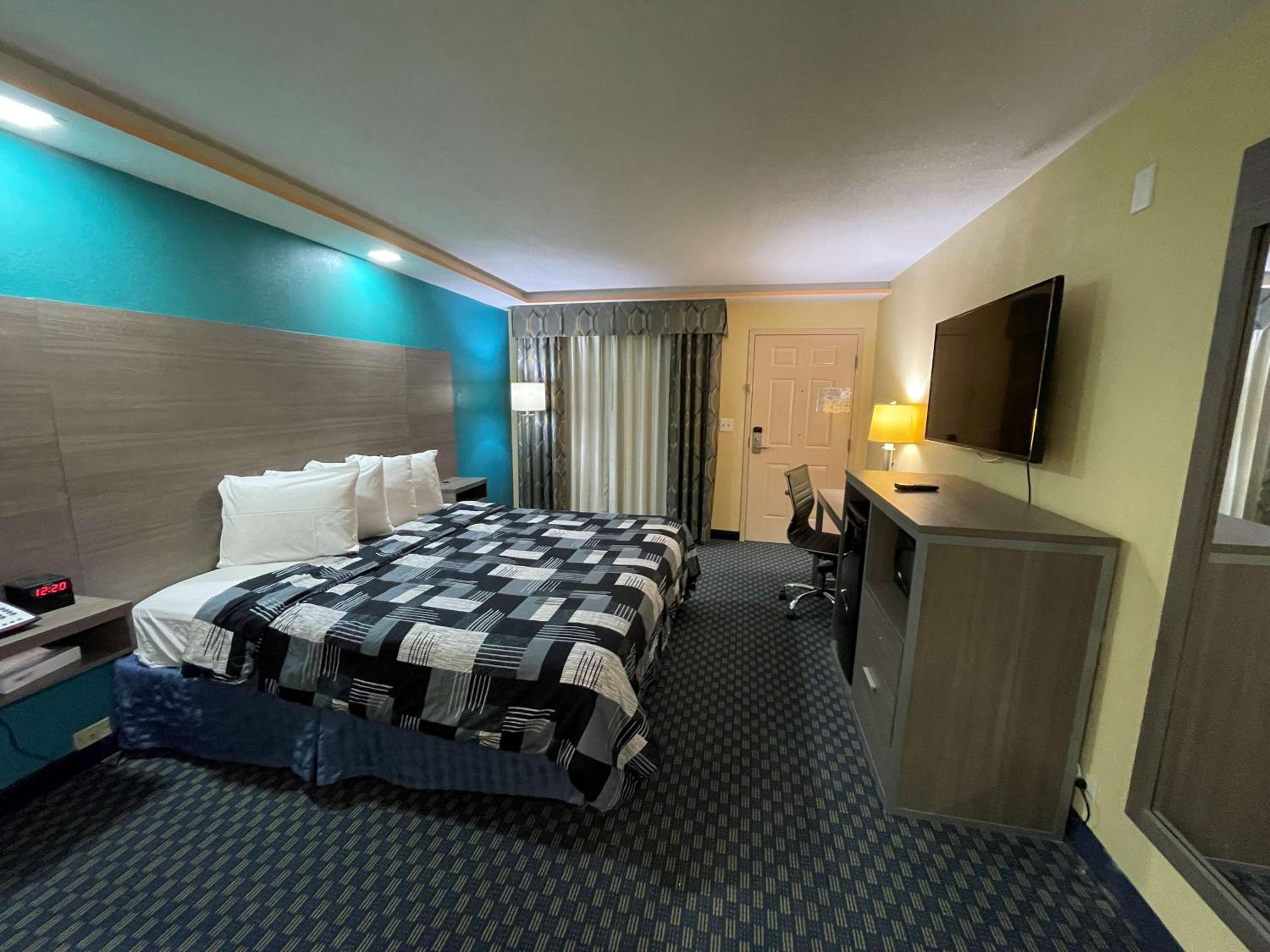 King Room with Roll-in Shower - Disability Access/Non-Smoking - Photo 3