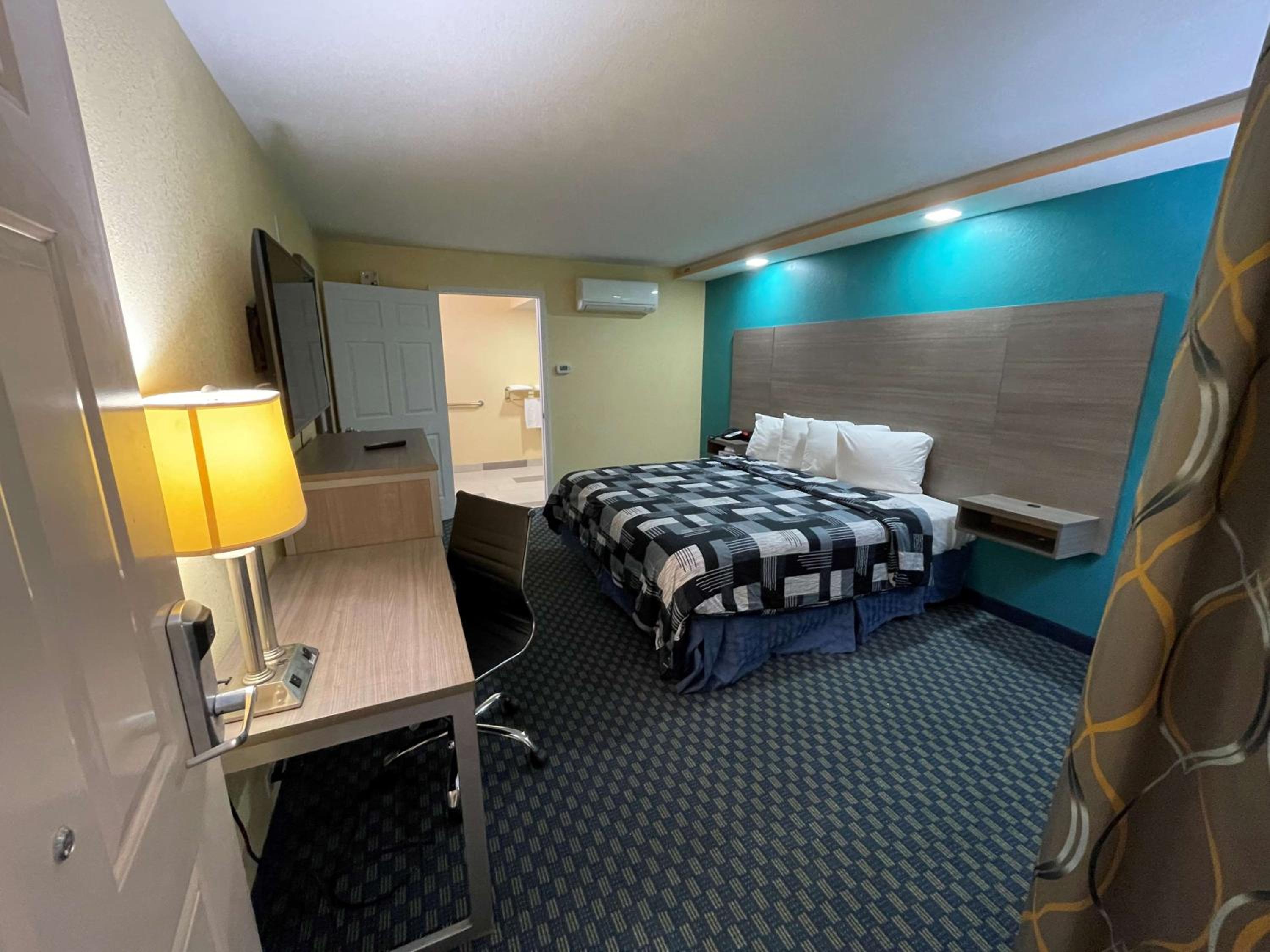 King Room with Roll-in Shower - Disability Access/Non-Smoking - Photo 1