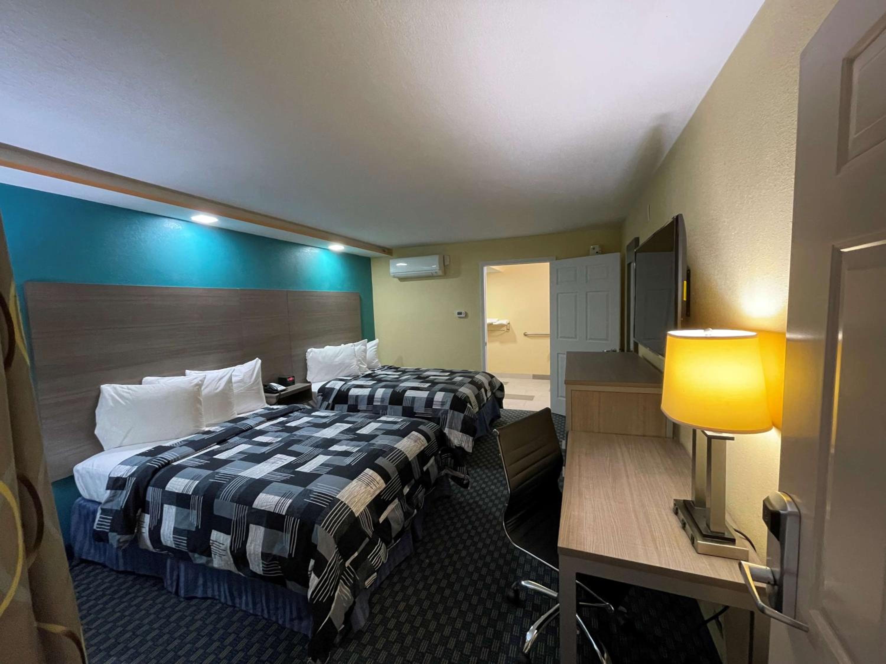 Double Room with Two Double Beds and Roll-In Shower - Disability Access/Non-Smoking - Photo 4