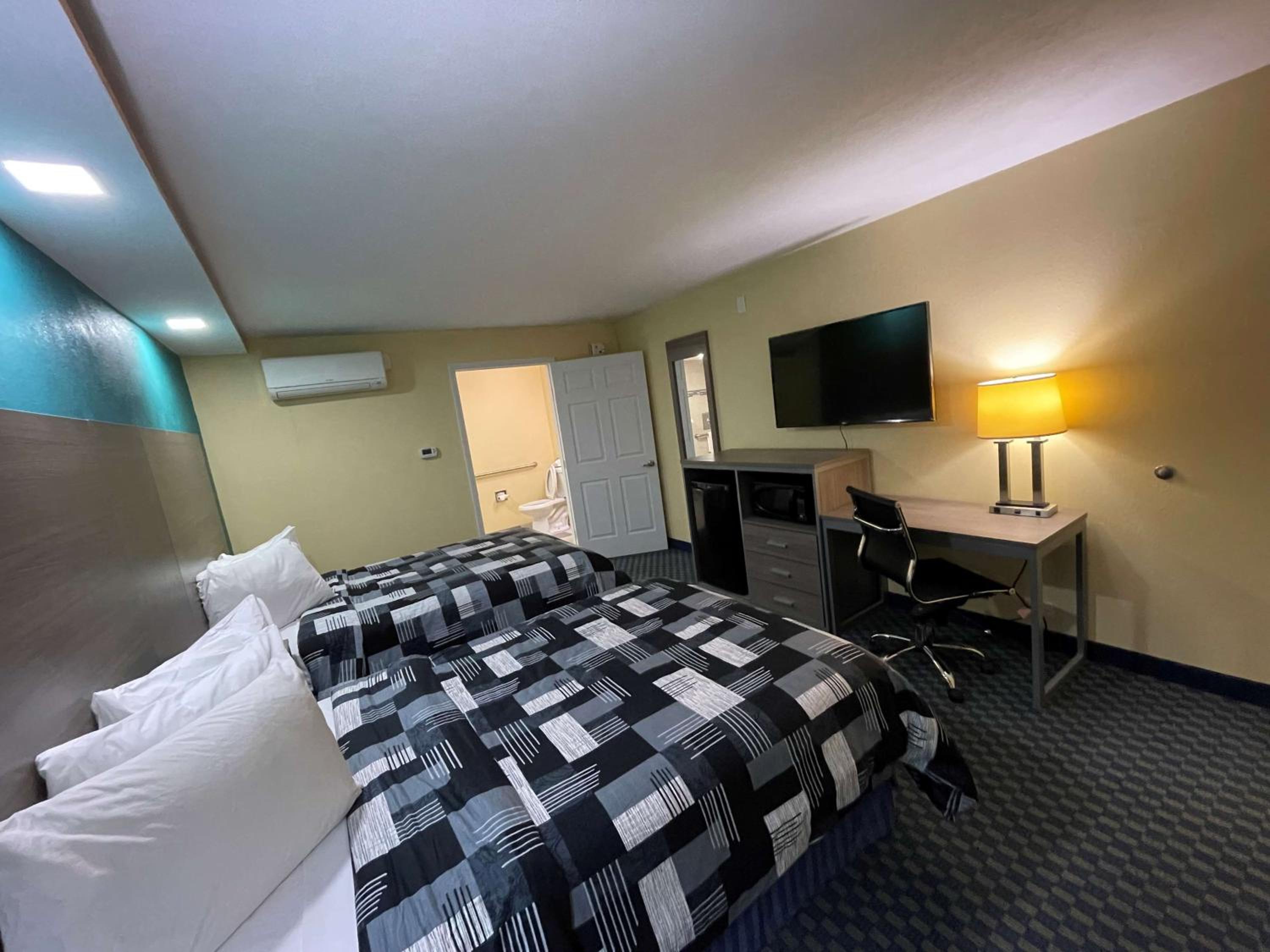 Double Room with Two Double Beds and Roll-In Shower - Disability Access/Non-Smoking - Photo 5