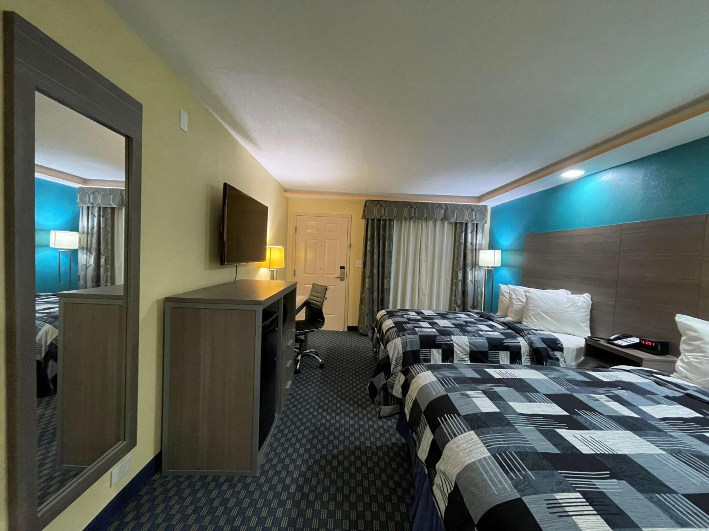 Double Room with Two Double Beds and Roll-In Shower - Disability Access/Non-Smoking - Photo 6