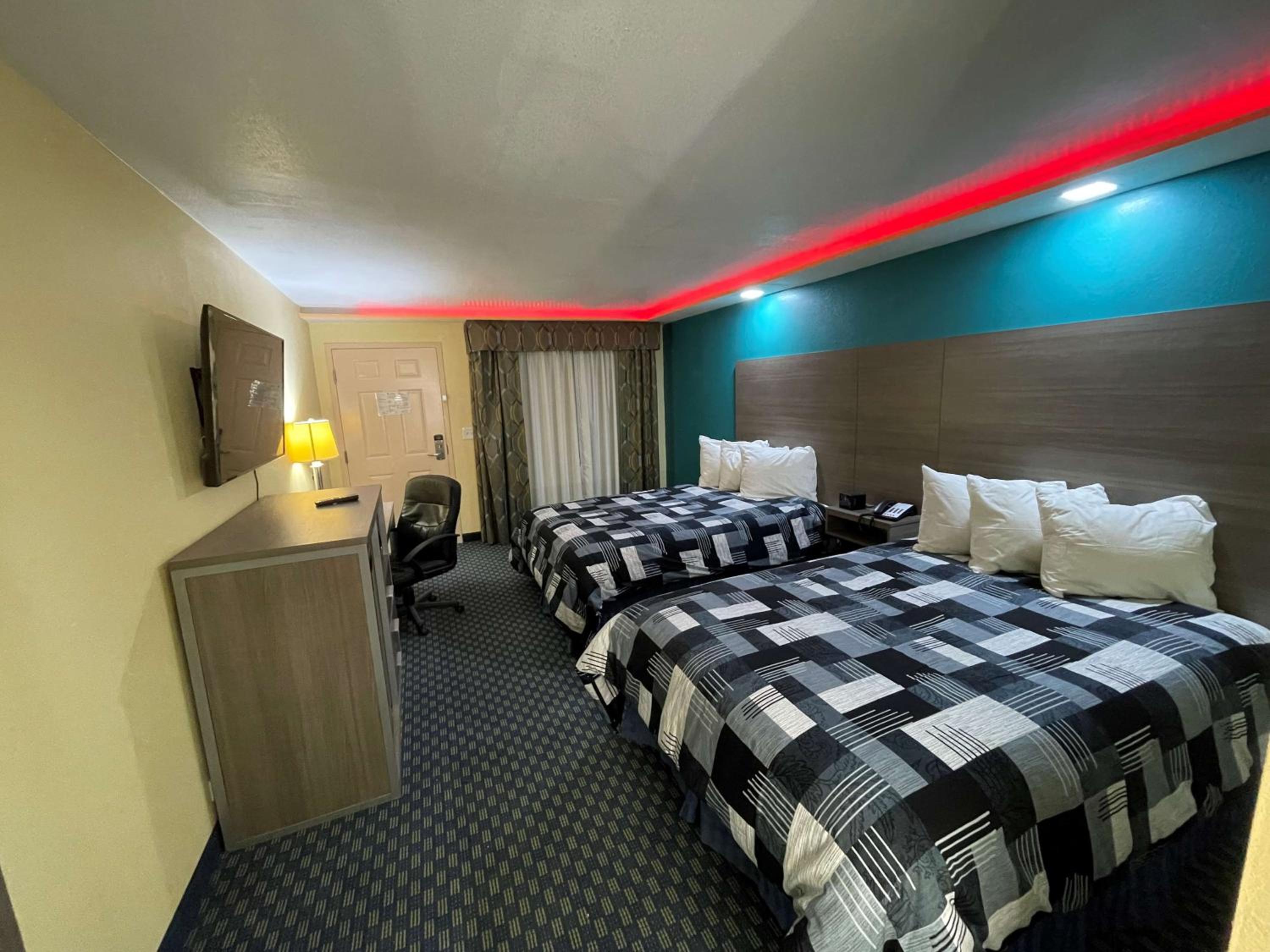 Double Room with Two Double Beds - Photo 2