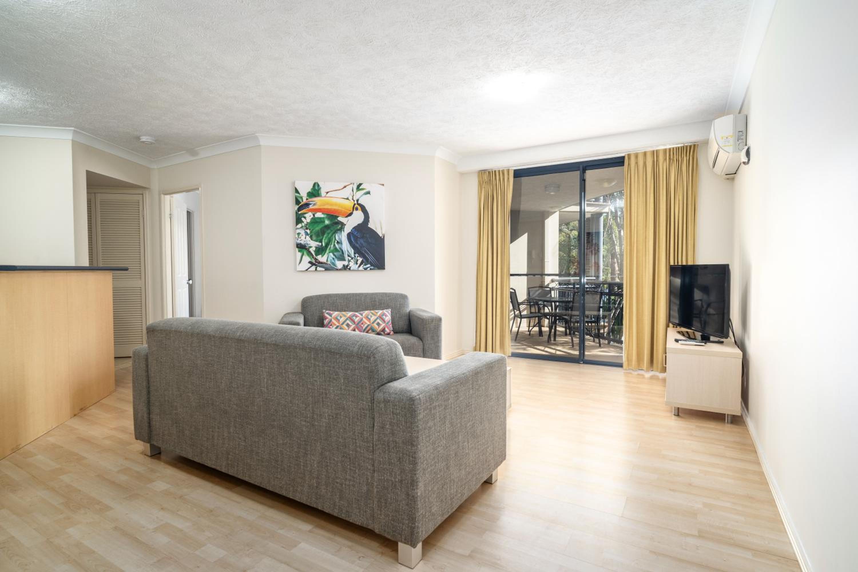 Superior One-Bedroom Apartment - Photo 3